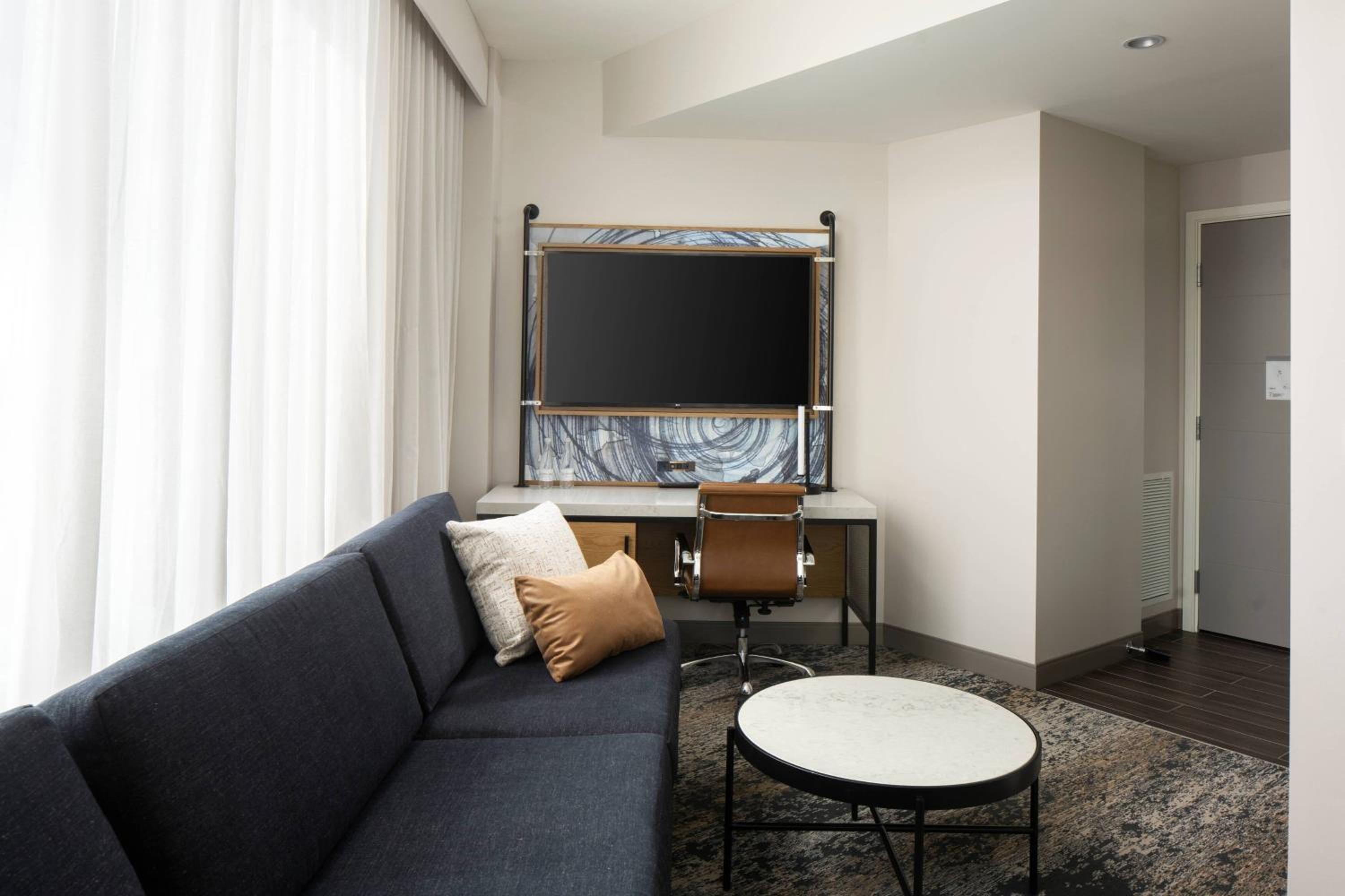 Night Owl King Balcony Suite, Junior Suite, 1 King, Sofabed - Photo 3