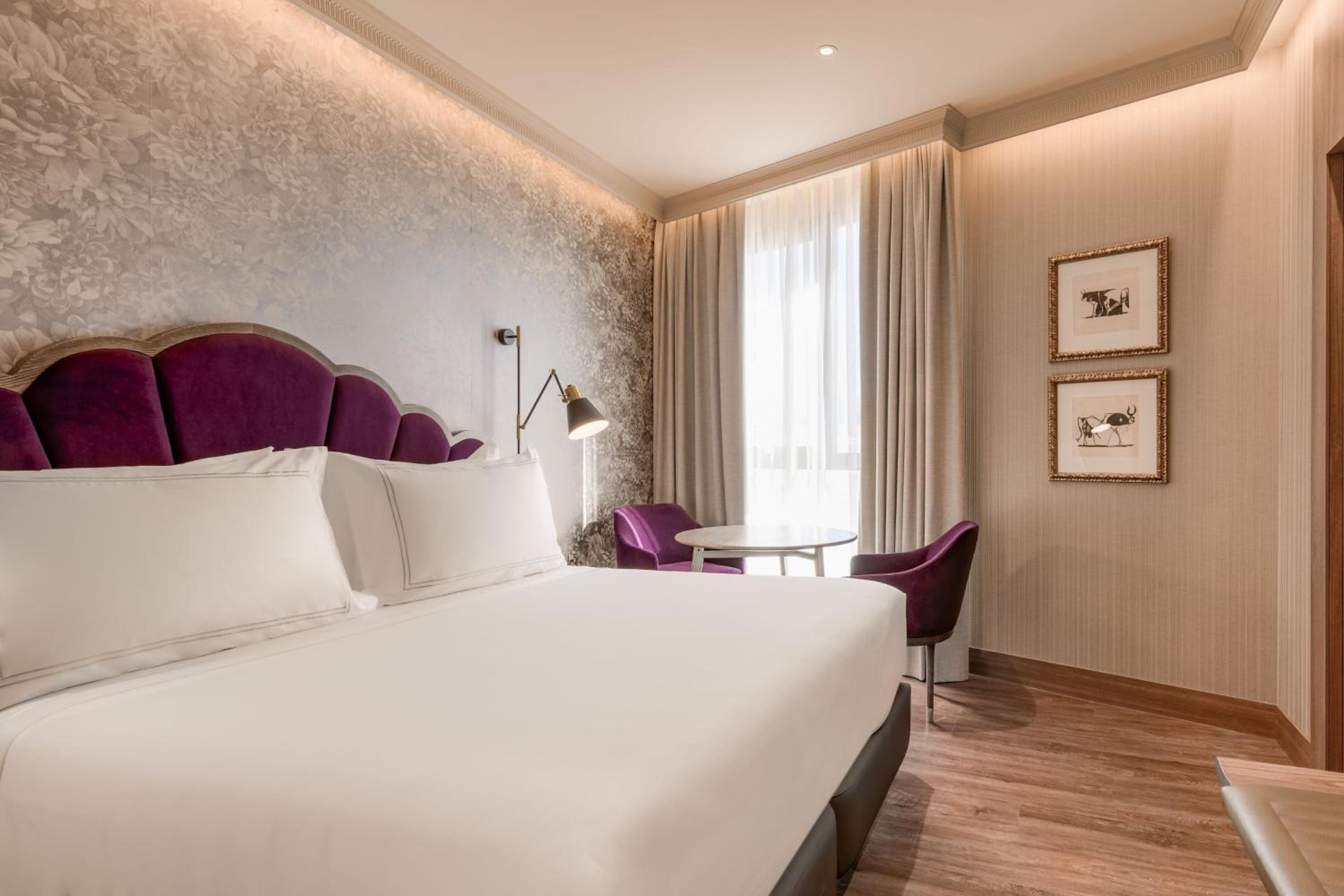 Deluxe King Room with City View