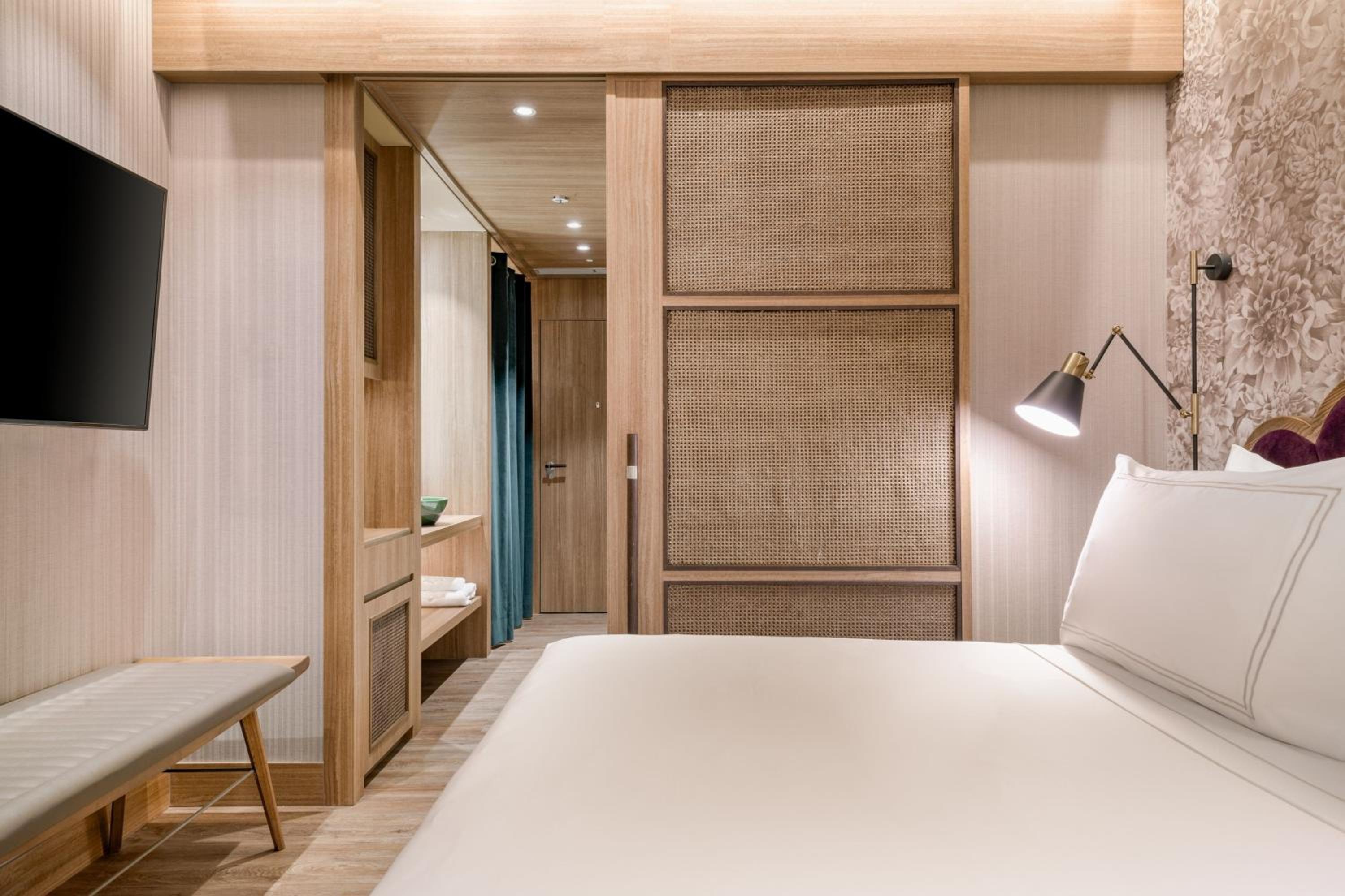 Deluxe King Room with City View