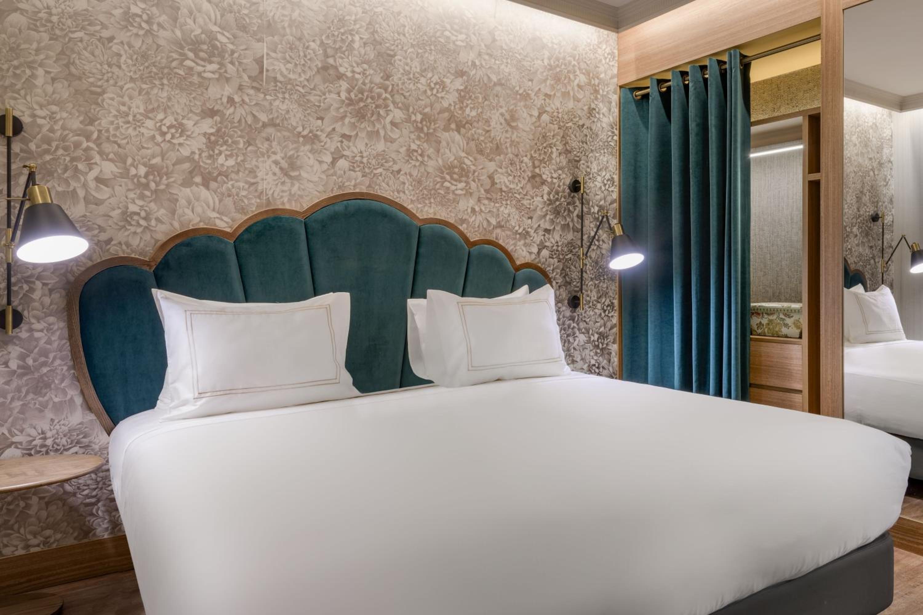 Deluxe Interior Queen Room