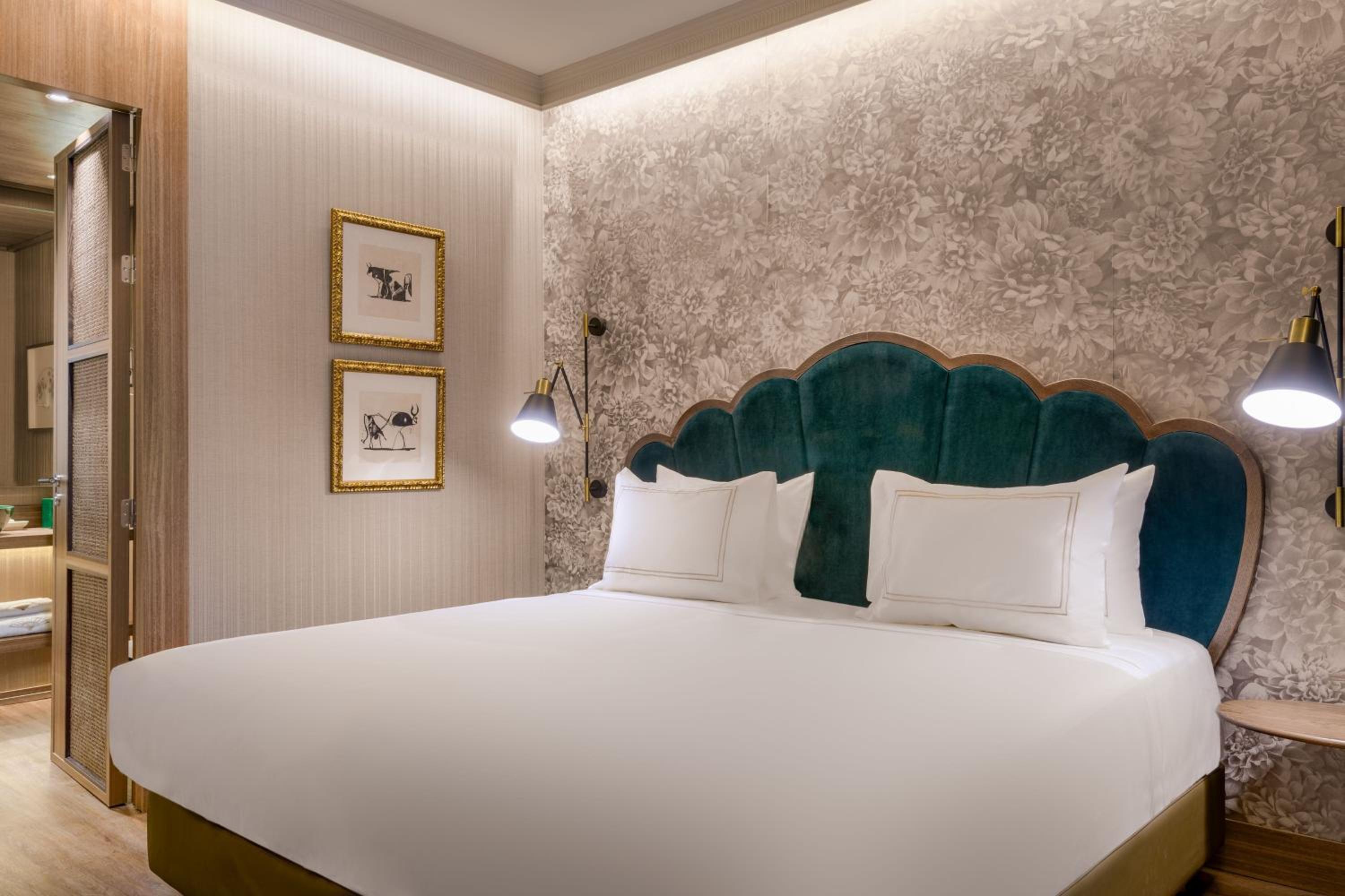 Deluxe Interior Queen Room