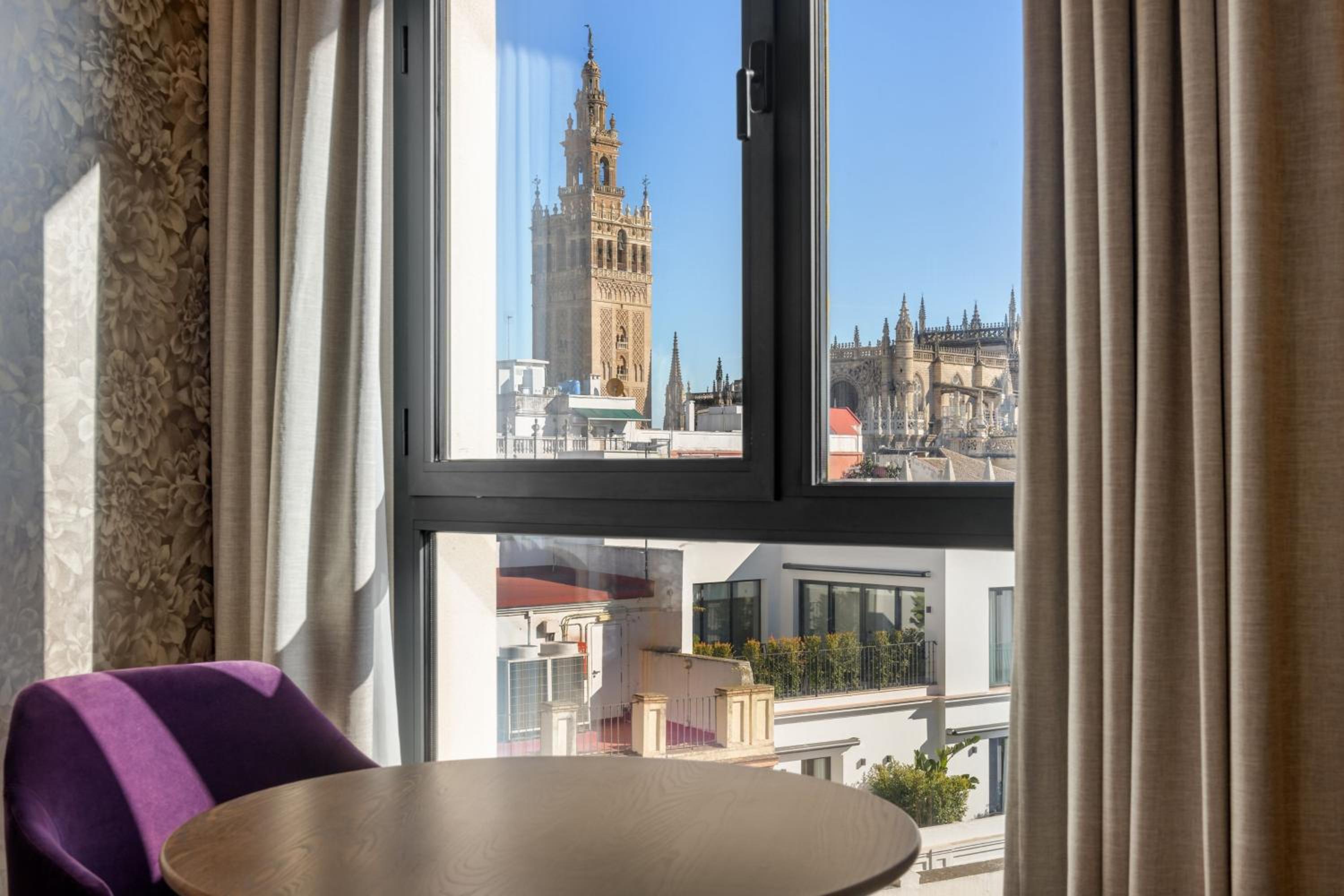 Deluxe King Room with City View