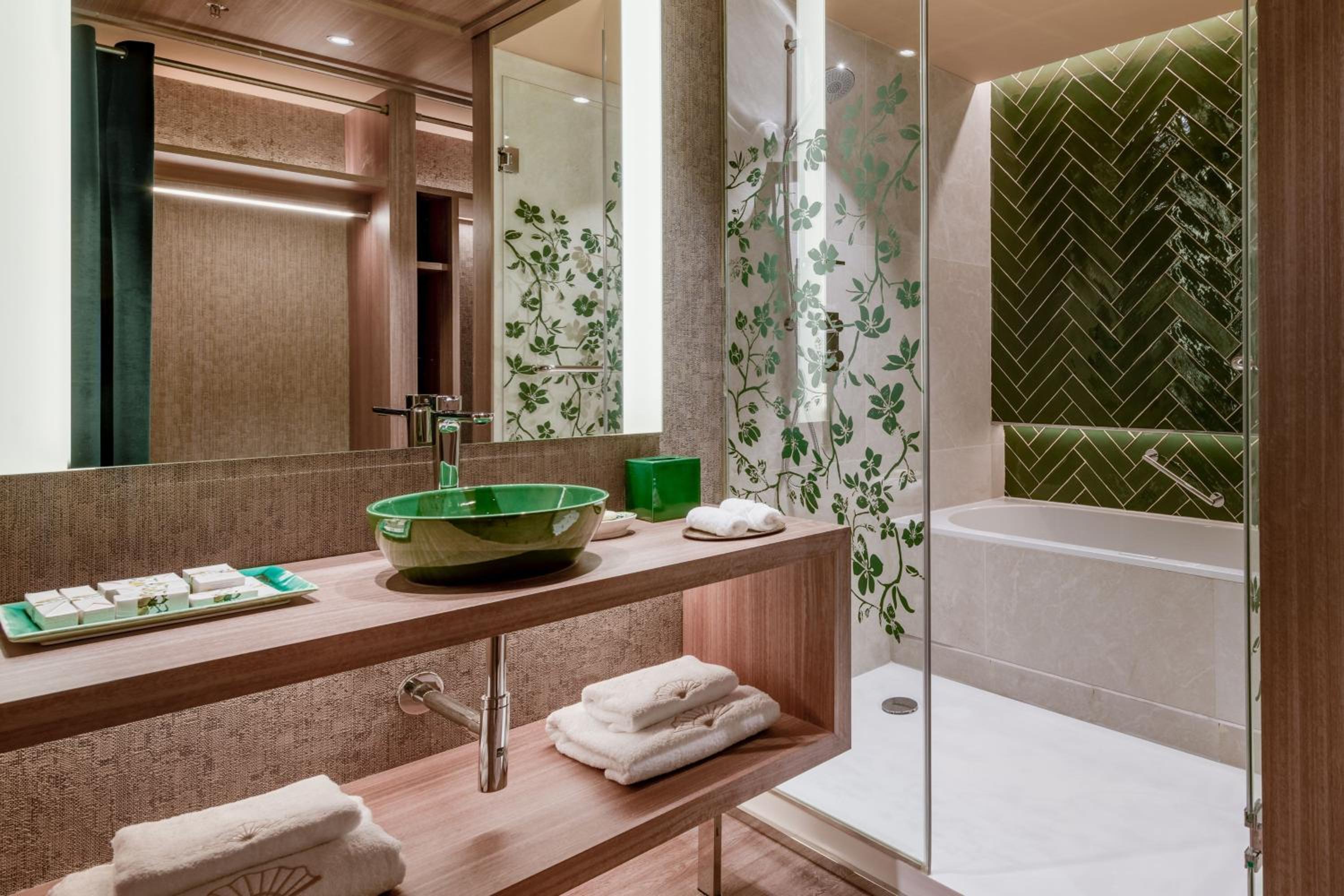Grand Deluxe Twin Room with City View thumbnail 6