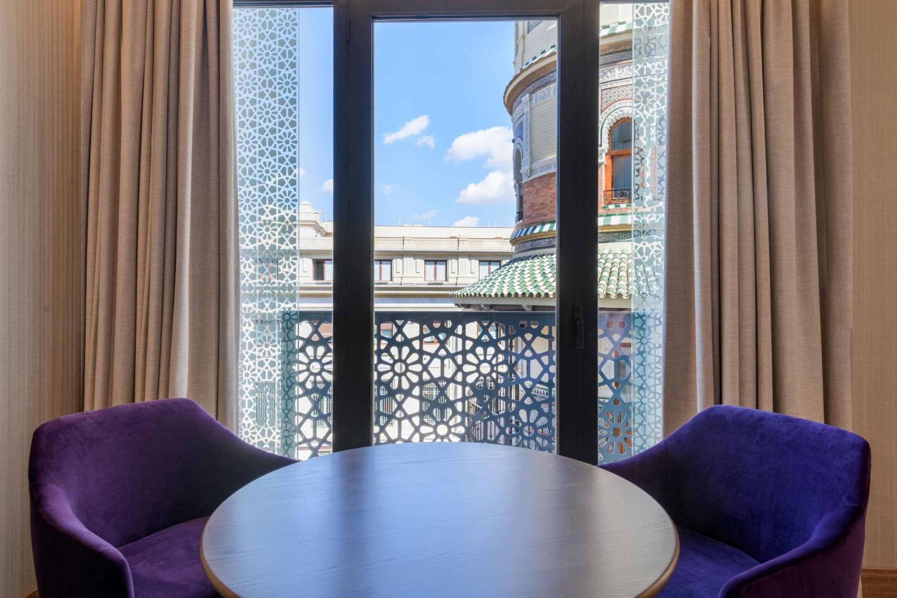 Gran Deluxe King Room with City View thumbnail 6