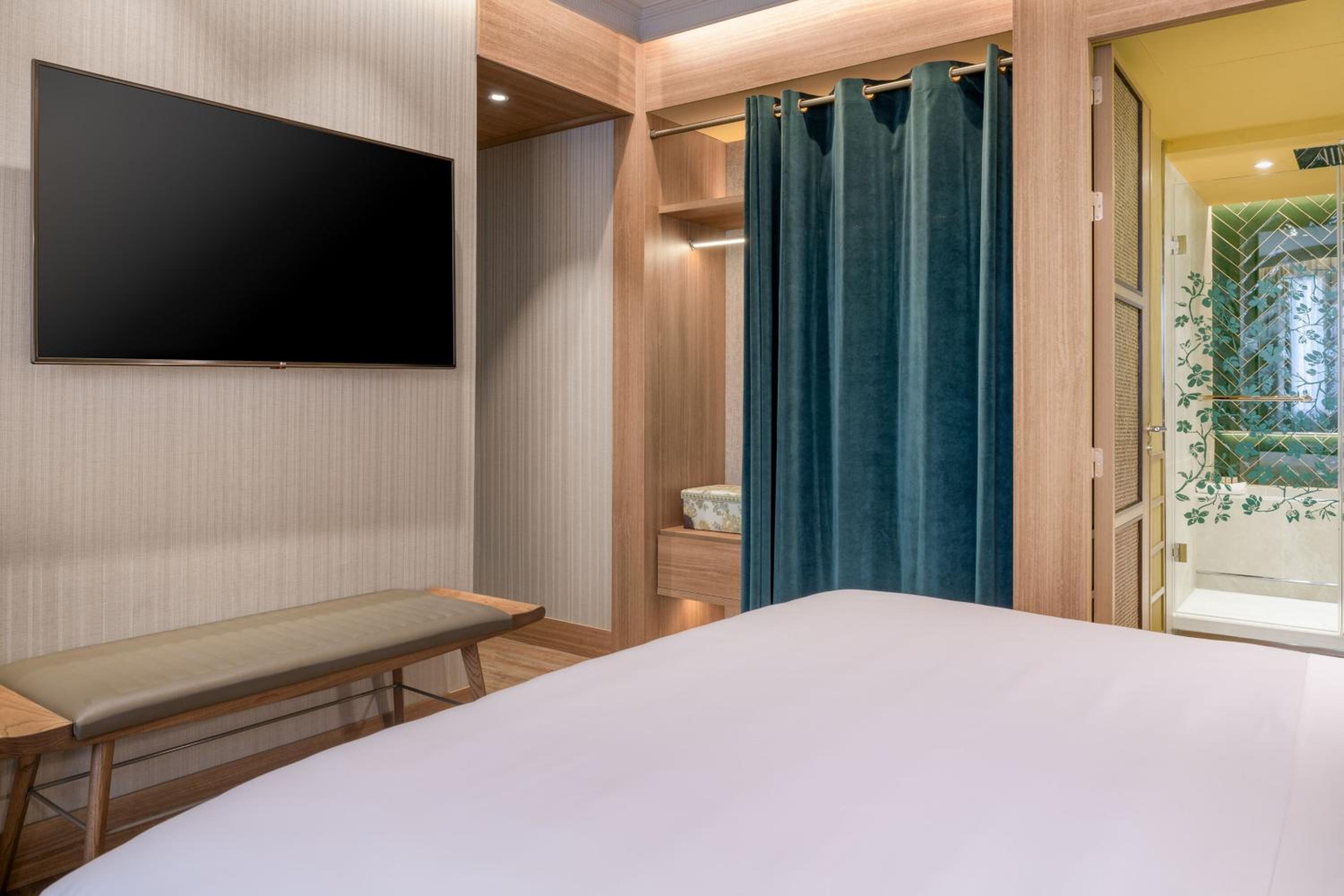 Deluxe Interior Queen Room thumbnail 5
