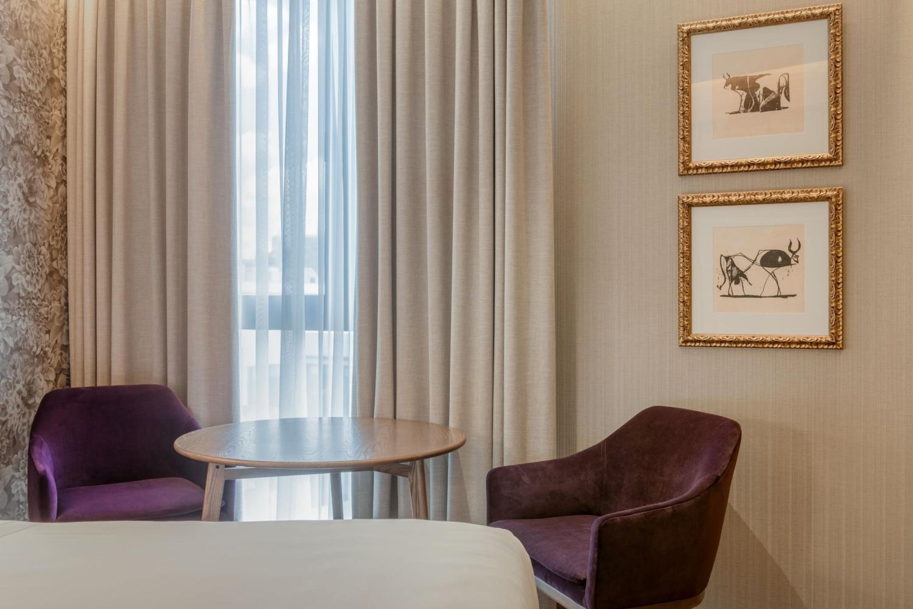 Deluxe King Room with City View