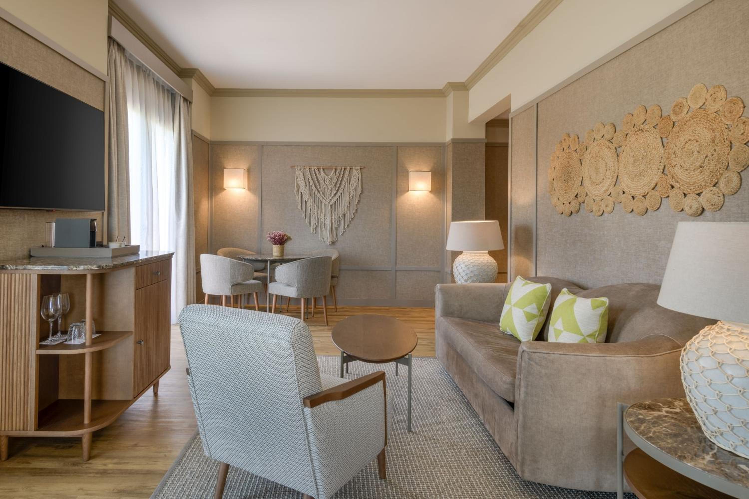1 Bedroom Suite, 1 King, Garden view, Terrace photo 3