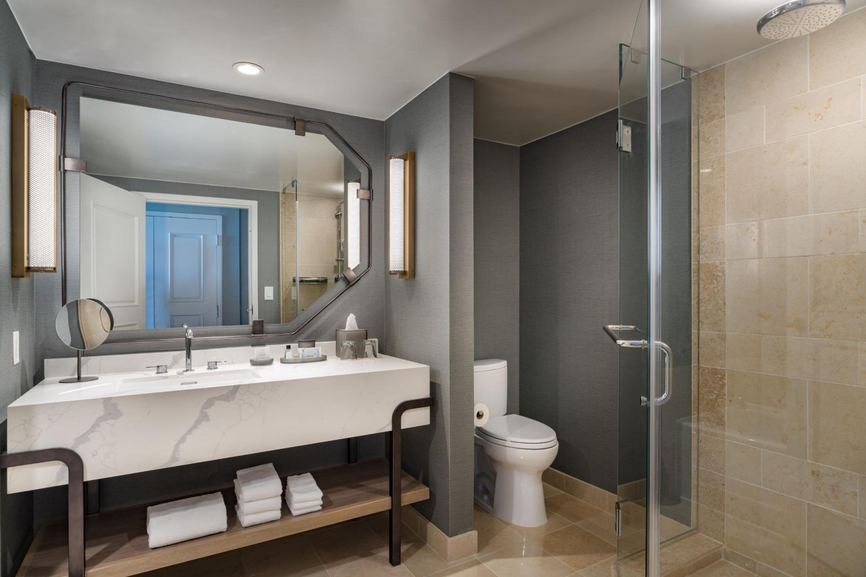 1 King Bed, Lakefront View, Guest Room photo 2