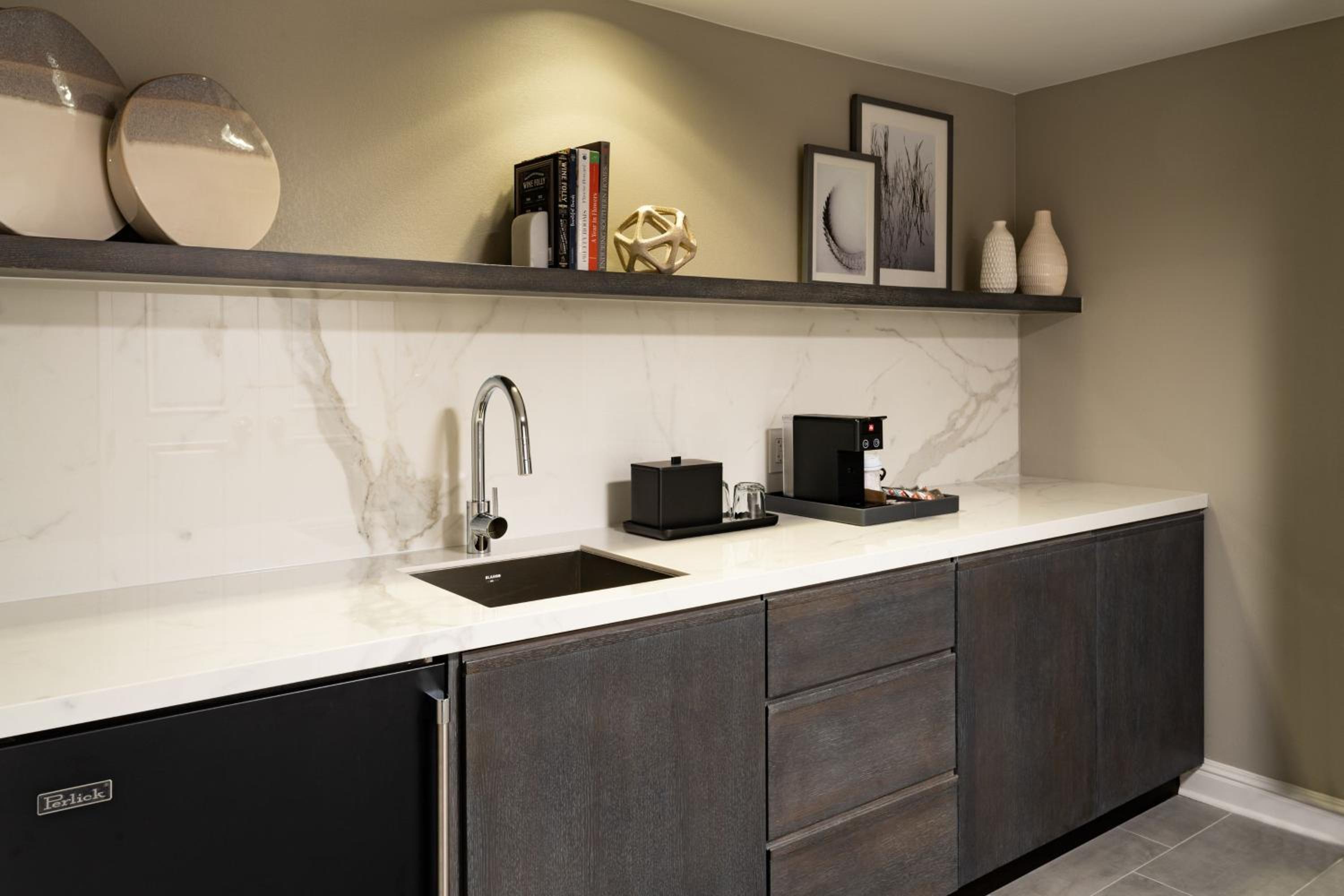 Wetbar Executive King Suite with Sofa Bed/Lakefront/Roll-In Shower - Mobility/Hearing Accessible