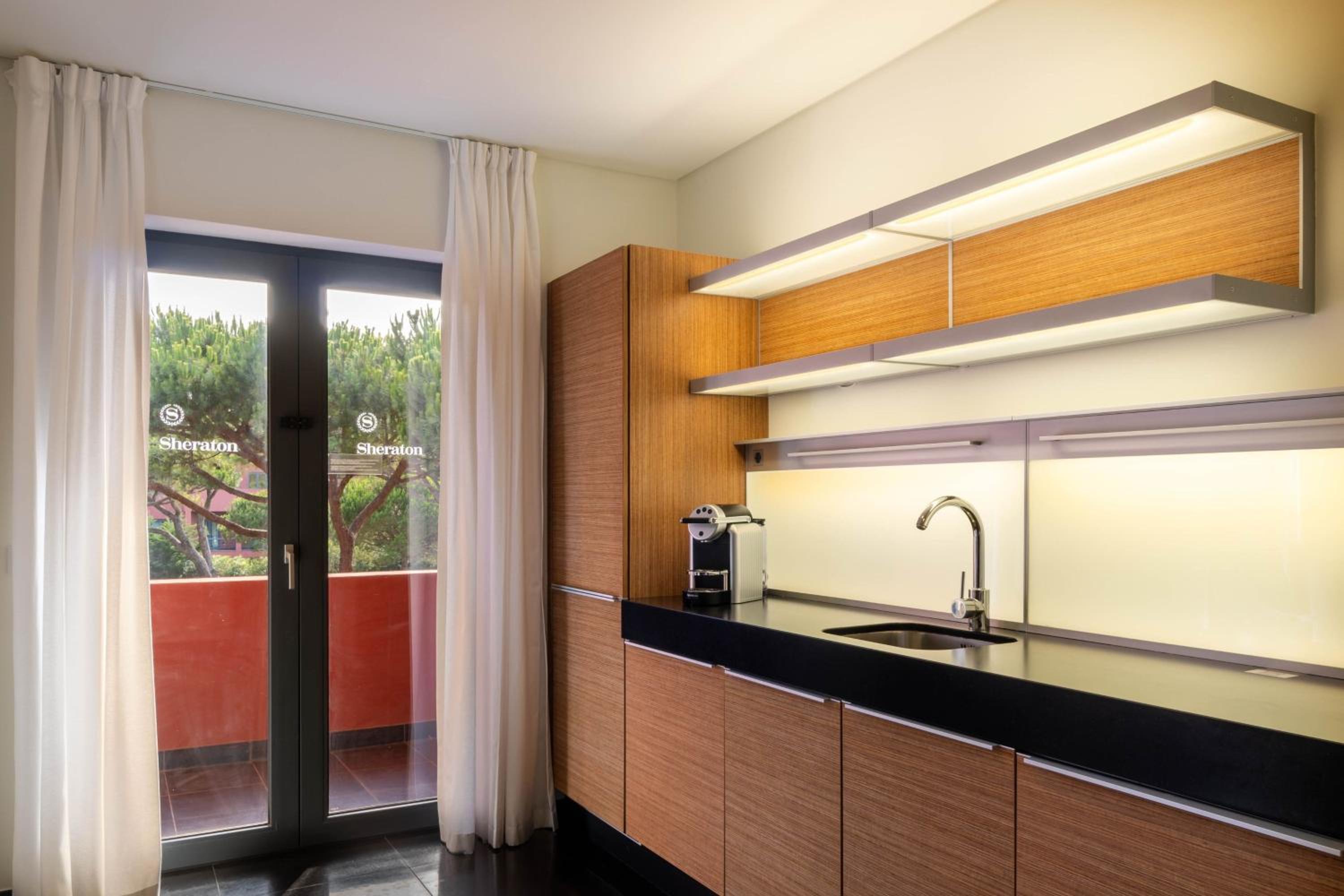 Superior Two-Bedroom Suite with Balcony and Garden View - Photo 12