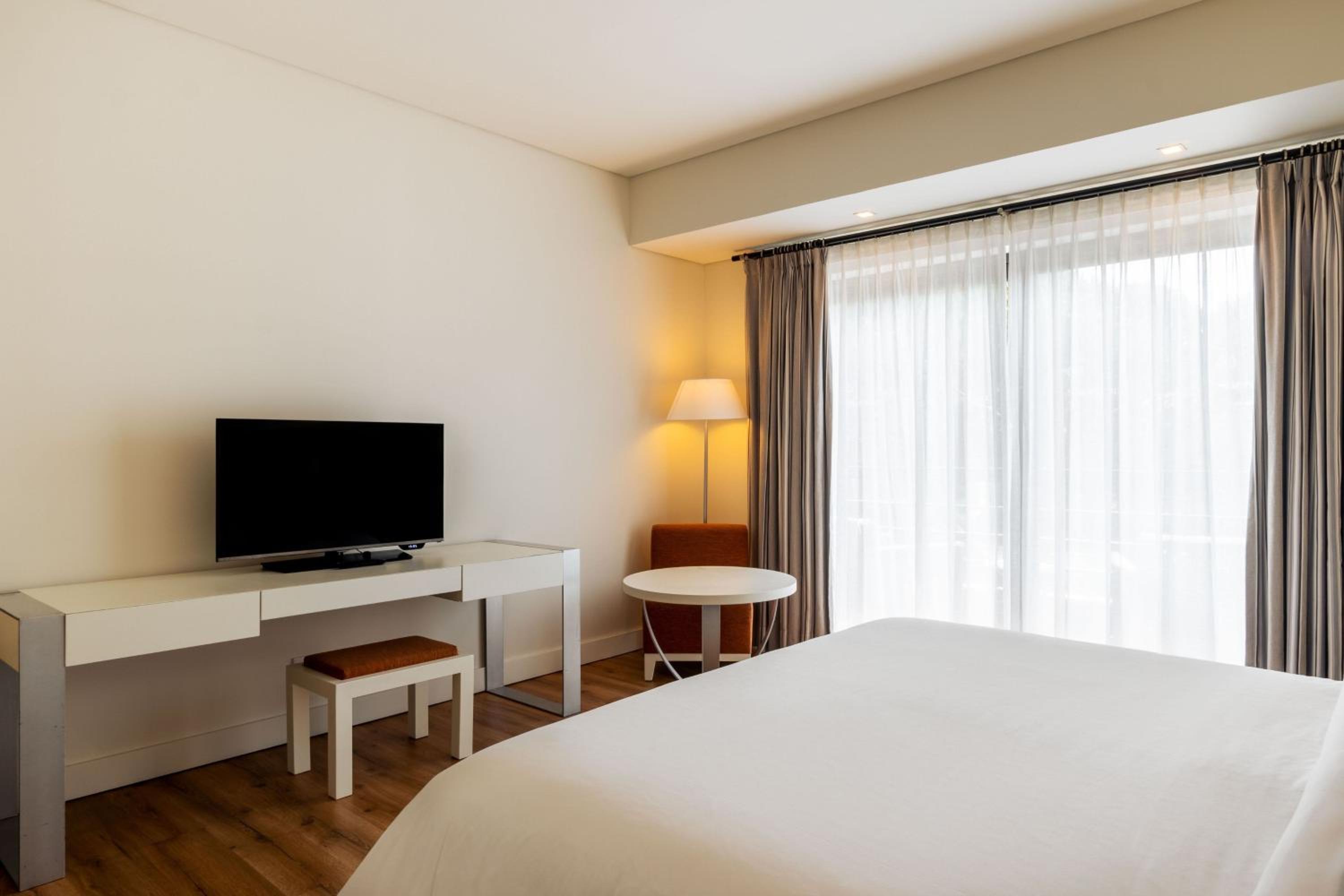 Premium Deluxe Room with Resort View - Photo 6