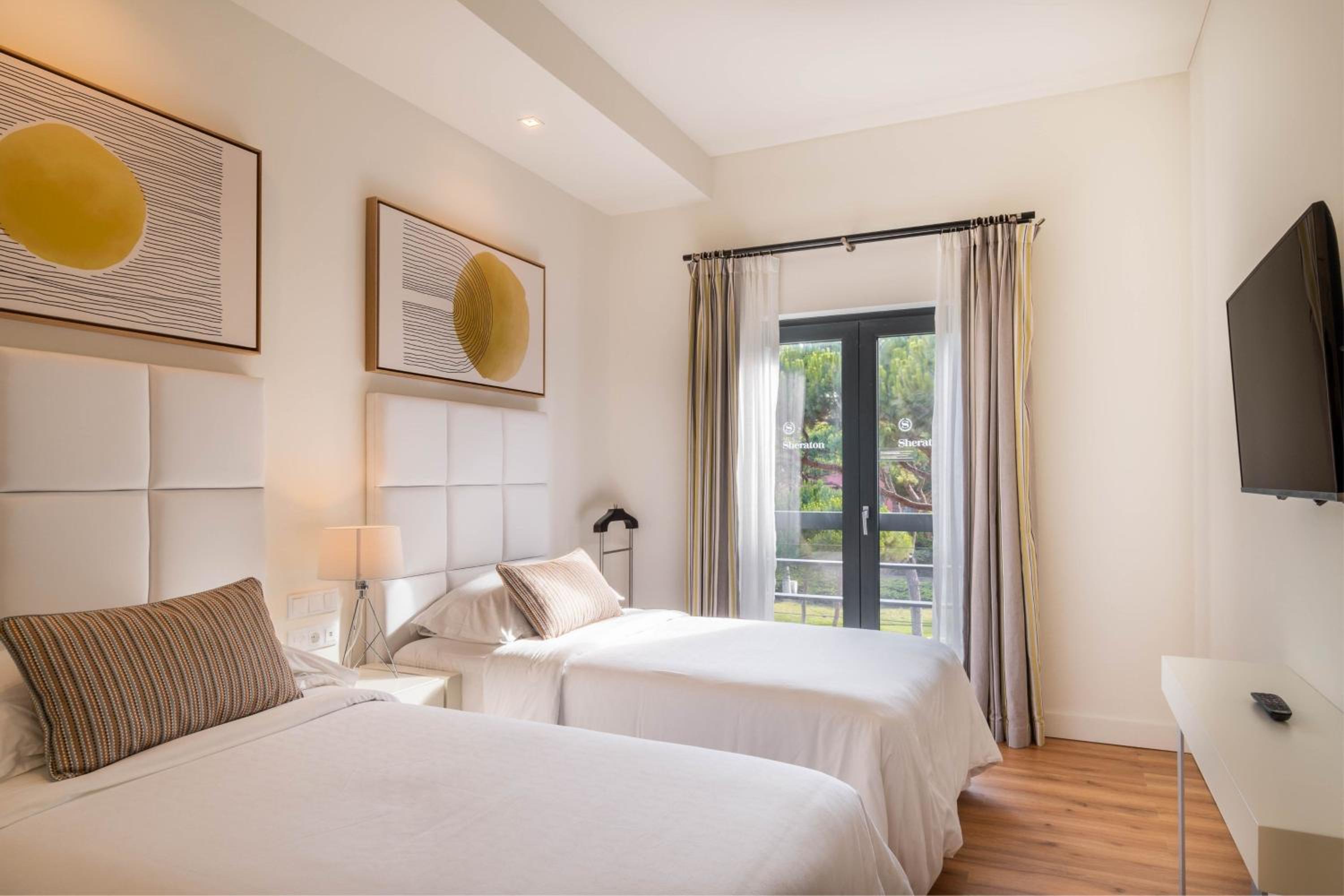 Superior Two-Bedroom Suite with Balcony and Garden View - Photo 9