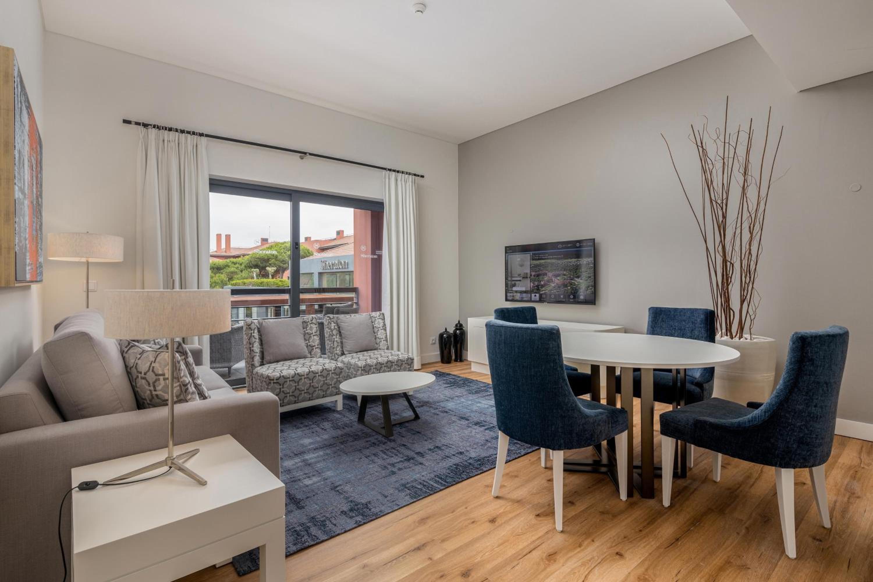 Premium Suite Room with Resort View - Photo 9
