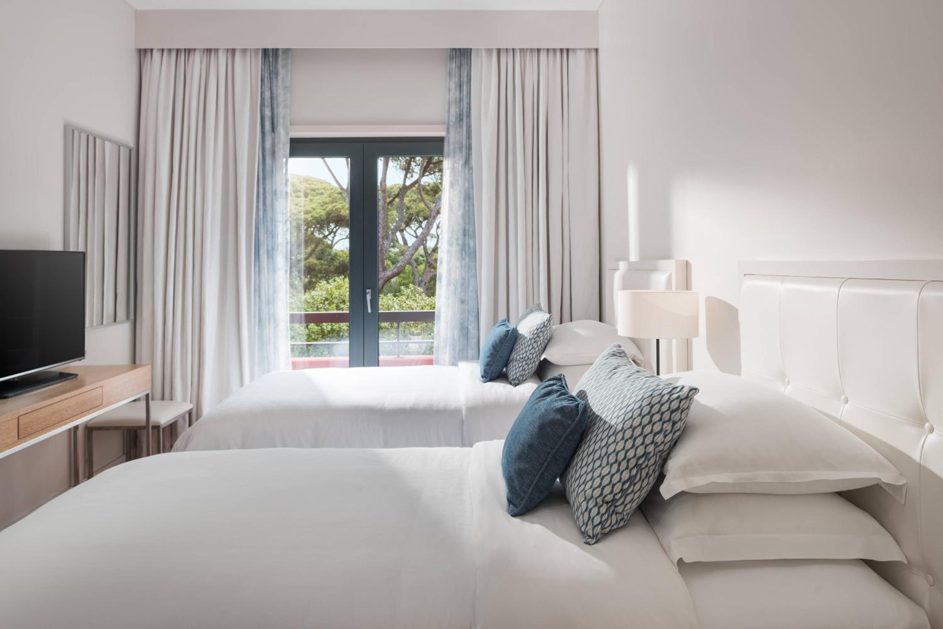 Premium Four-Bedroom Residence with Balcony and Garden View photo 3