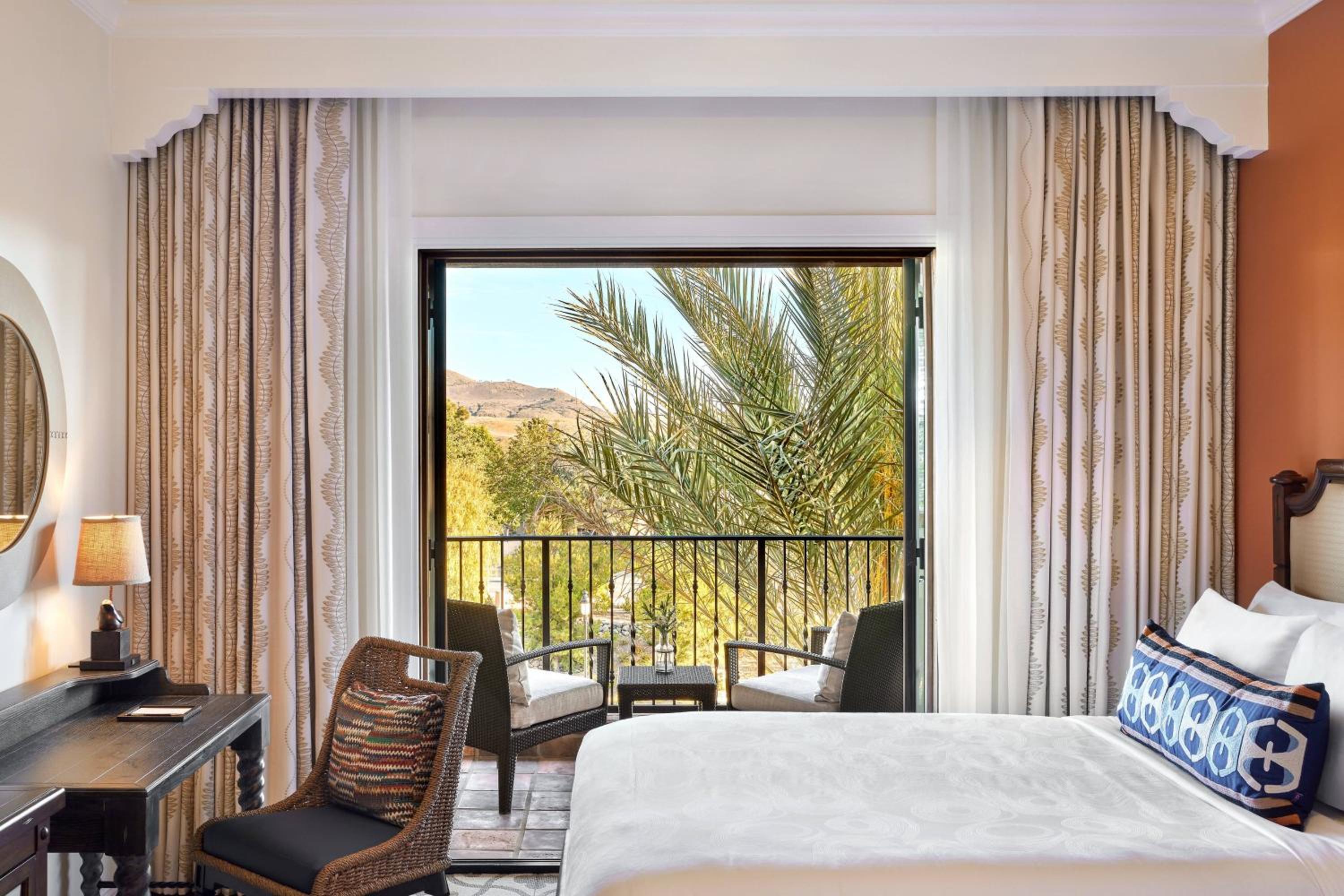 Guest room, 1 King, Balcony - Photo 4