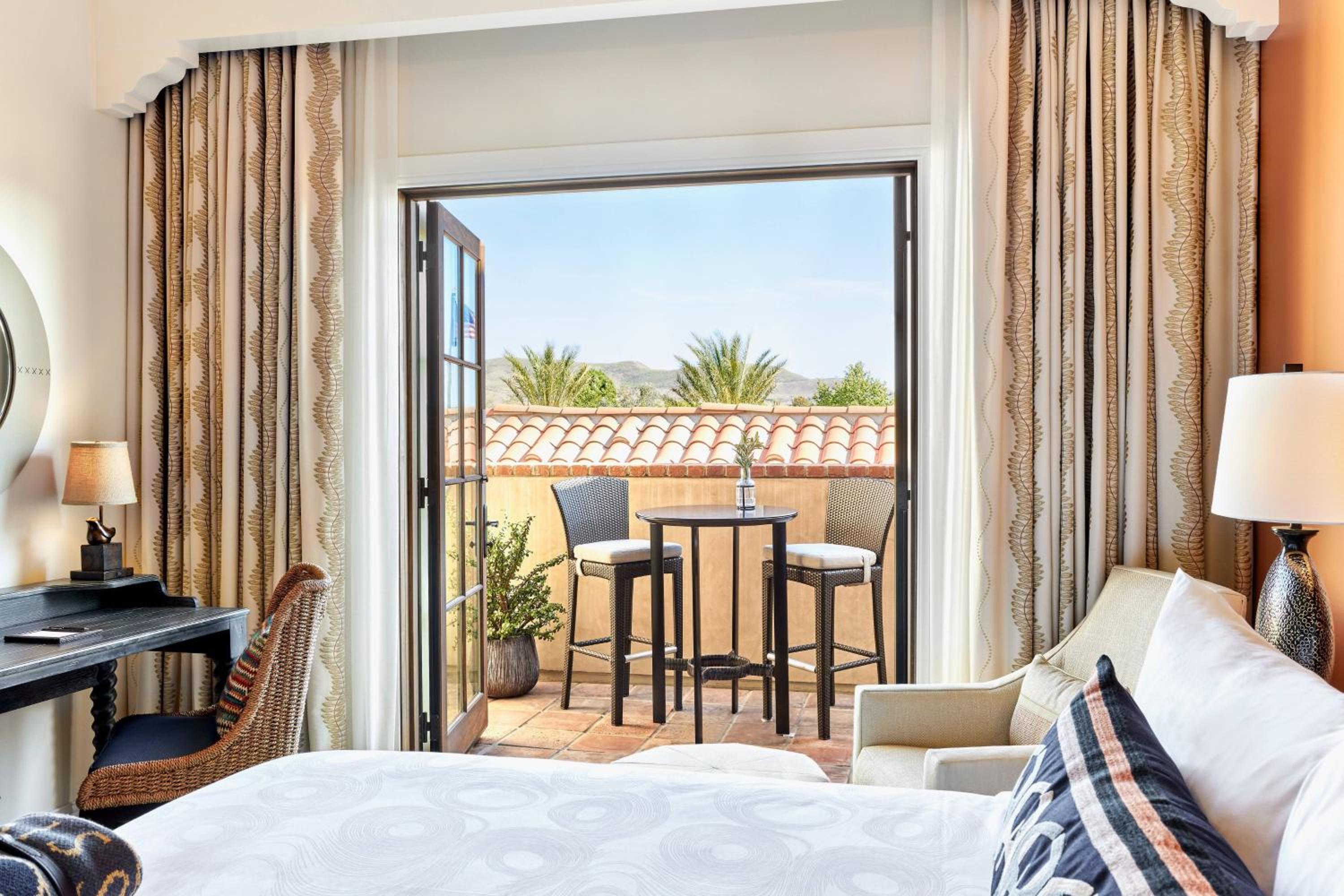 Guest room, 1 King, Balcony - Photo 3