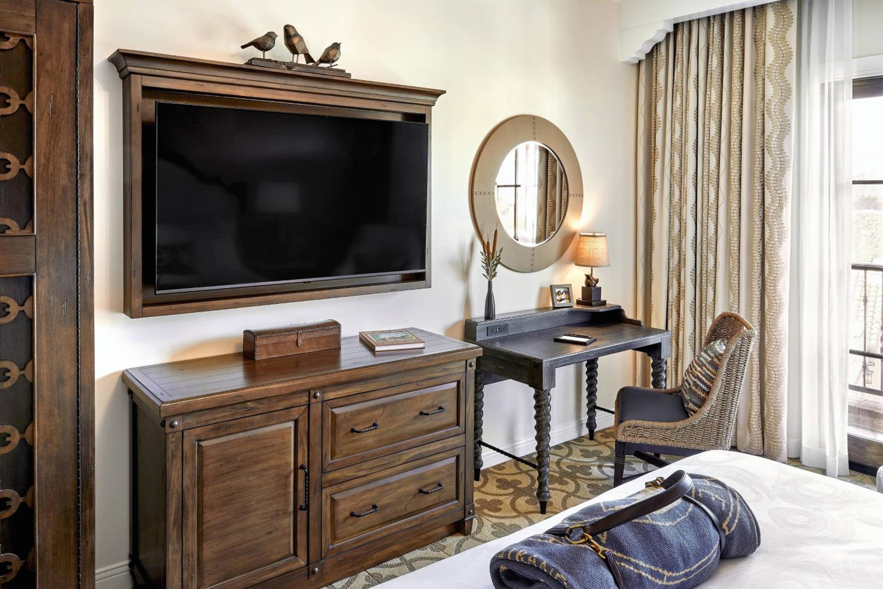 Guest room, 1 King, Balcony - Photo 6