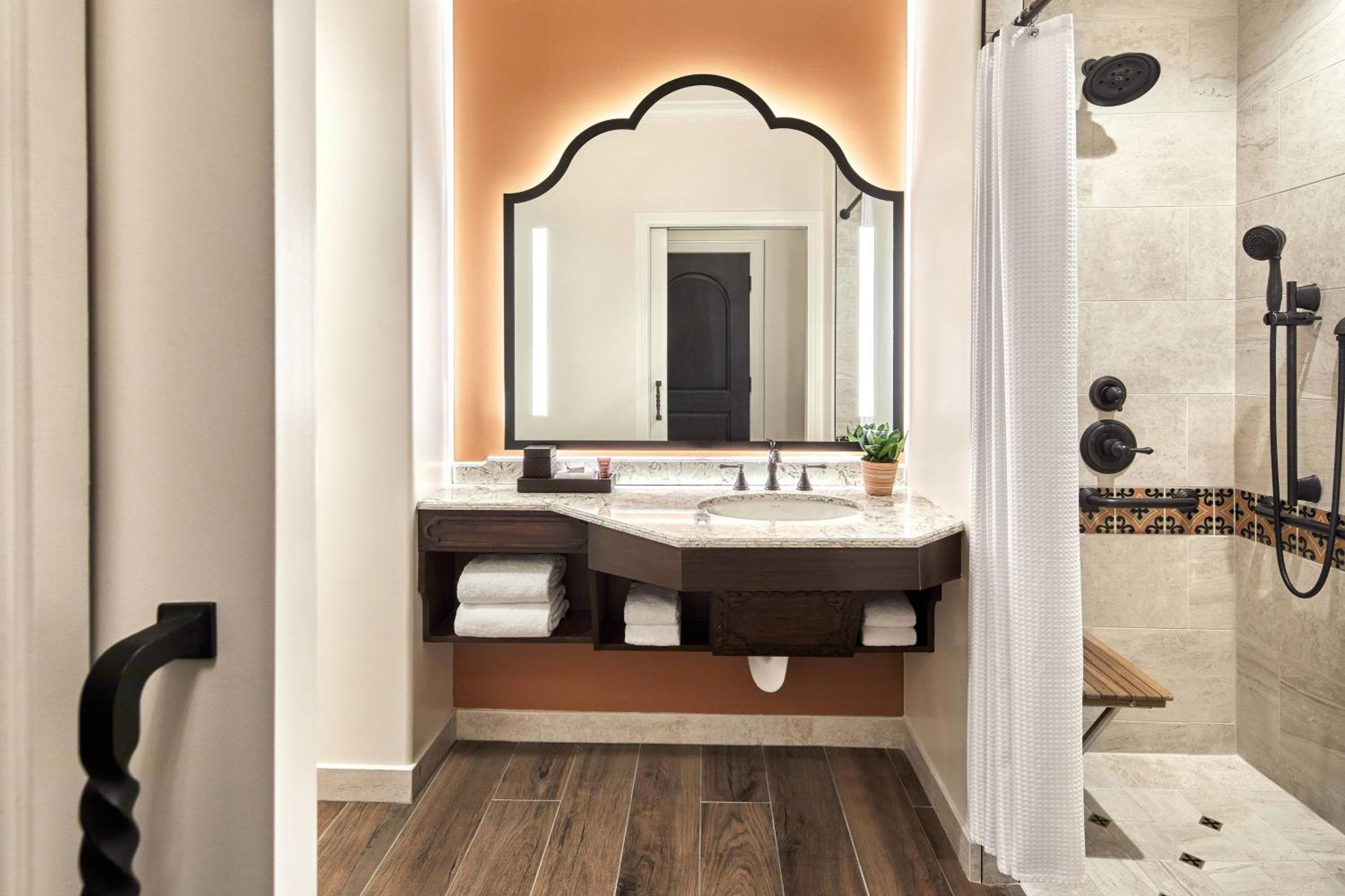 Guest Room, 1 King - Photo 3