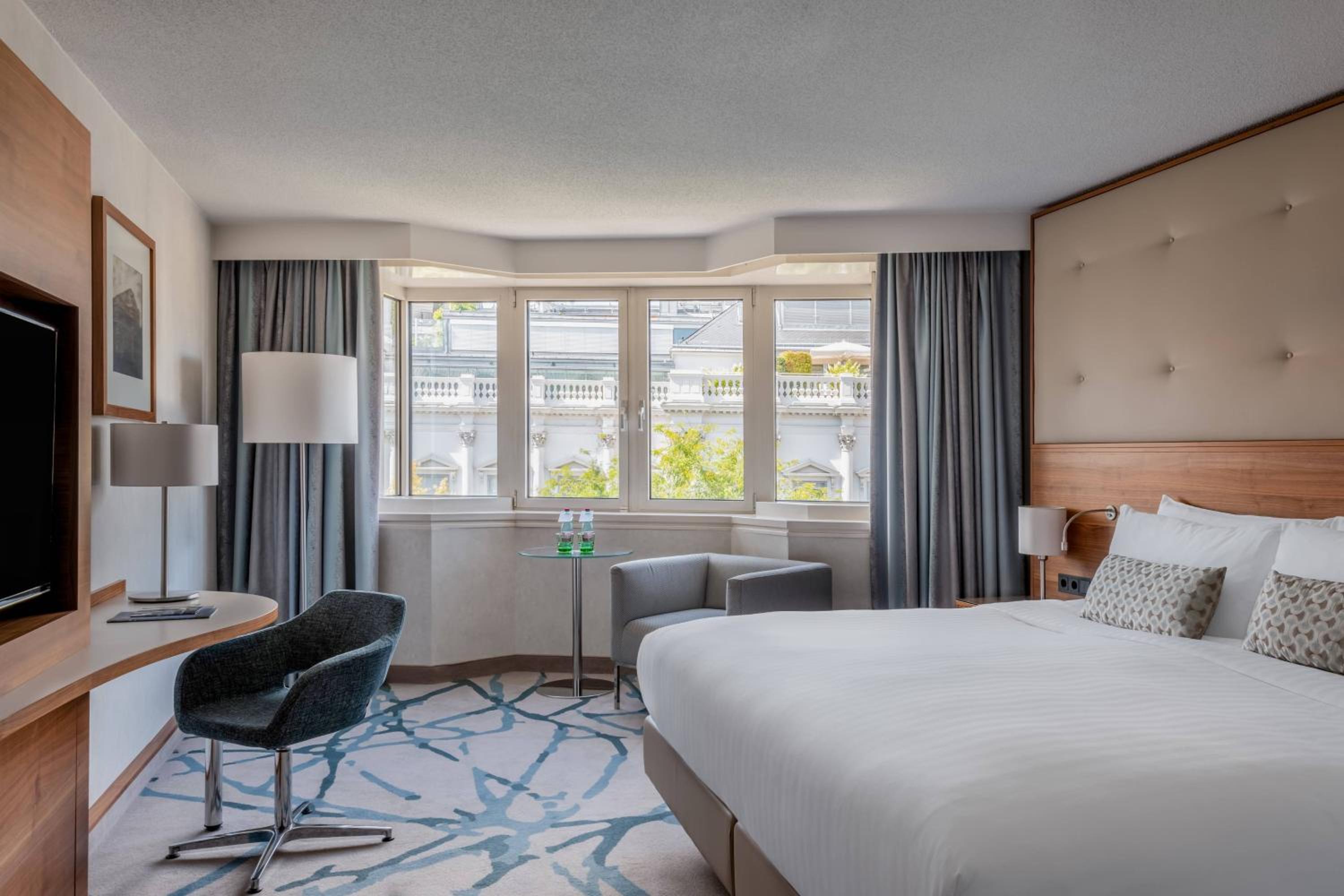 Executive Room, M Club lounge access, Guest room, 1 King - Photo 1
