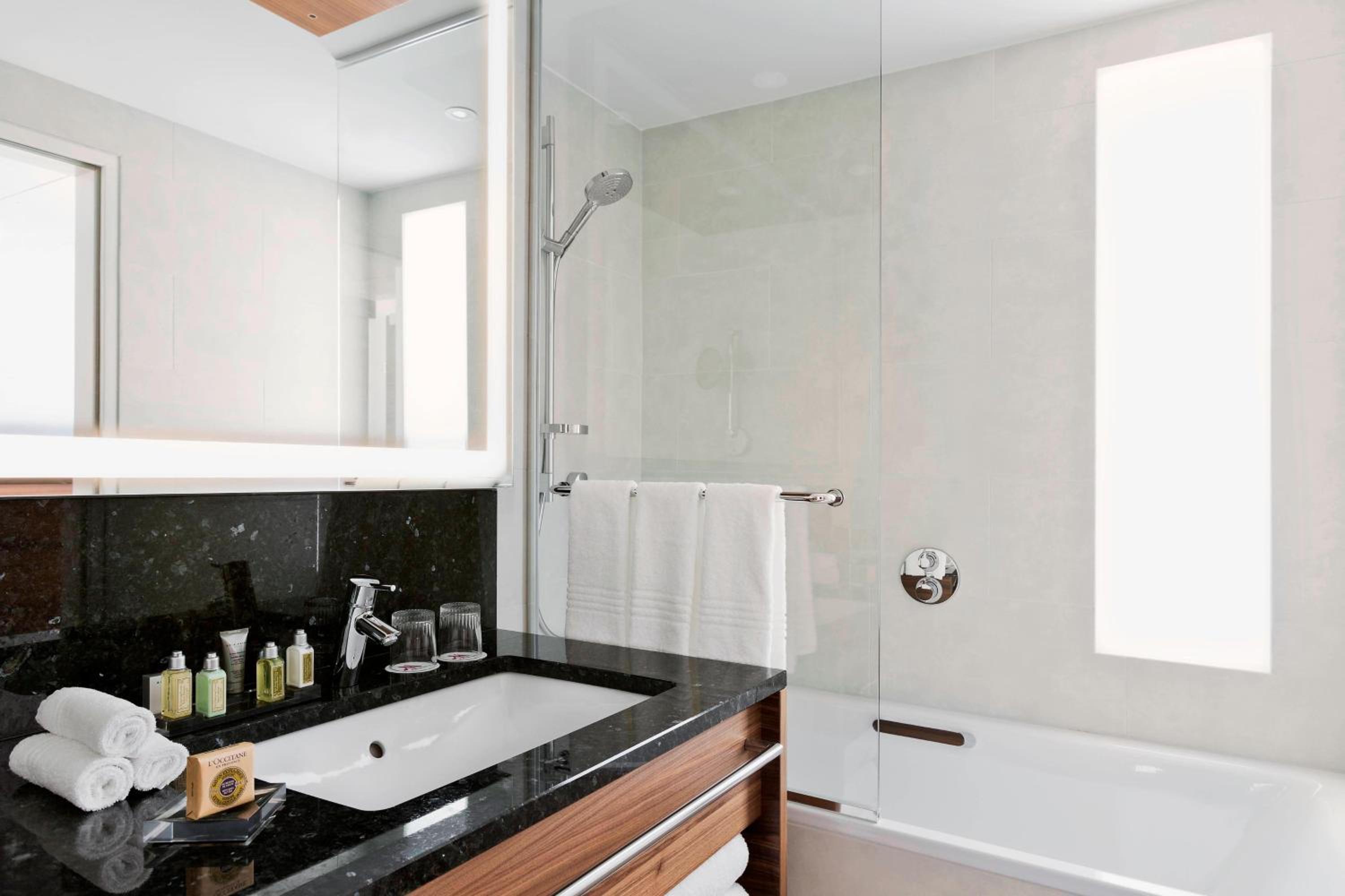 Executive Room, M Club lounge access, Guest room, 1 King - Photo 4