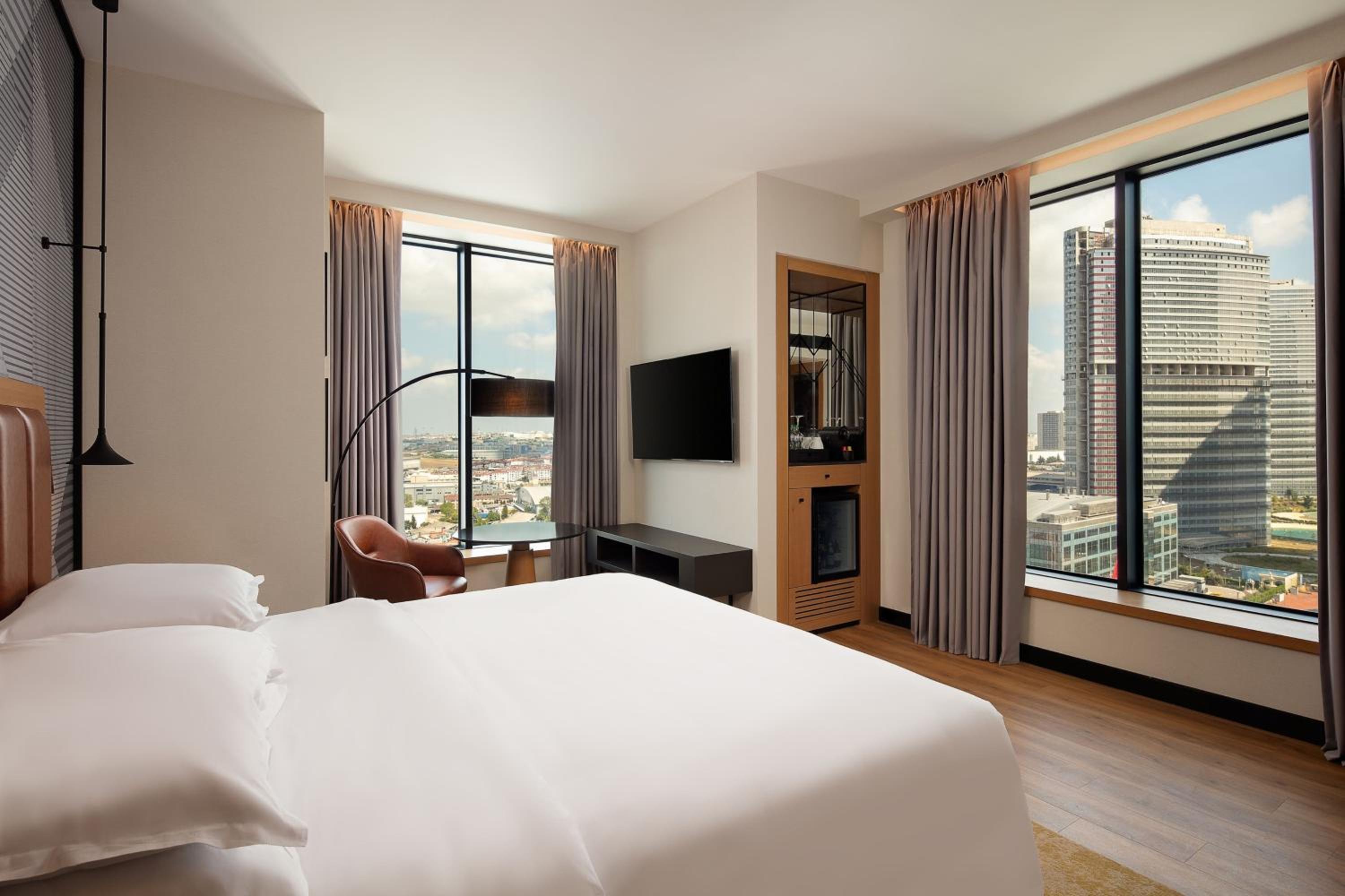 Executive Corner King Room - Club Lounge Access