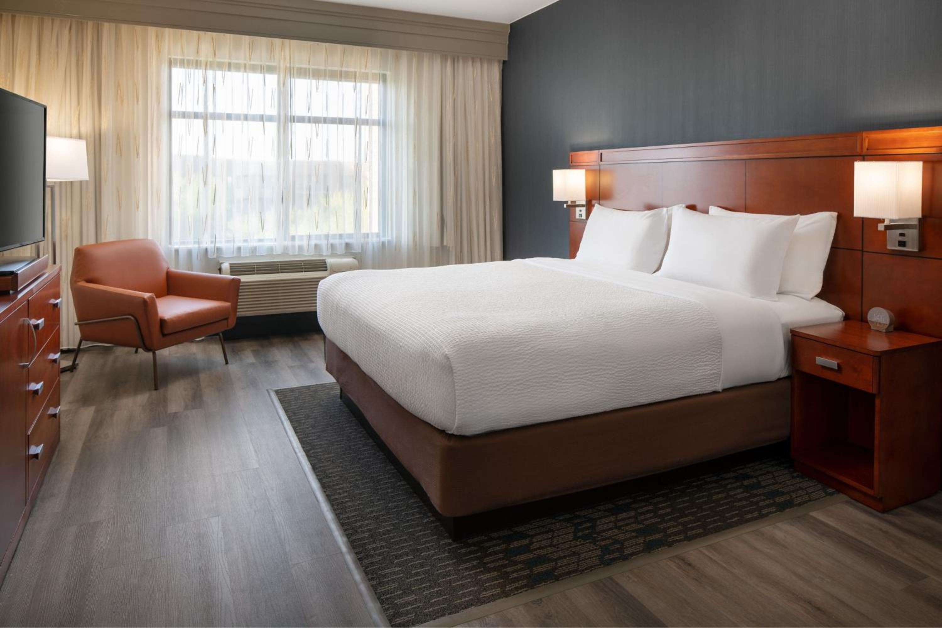 King Room with Sofa Bed - Photo 3