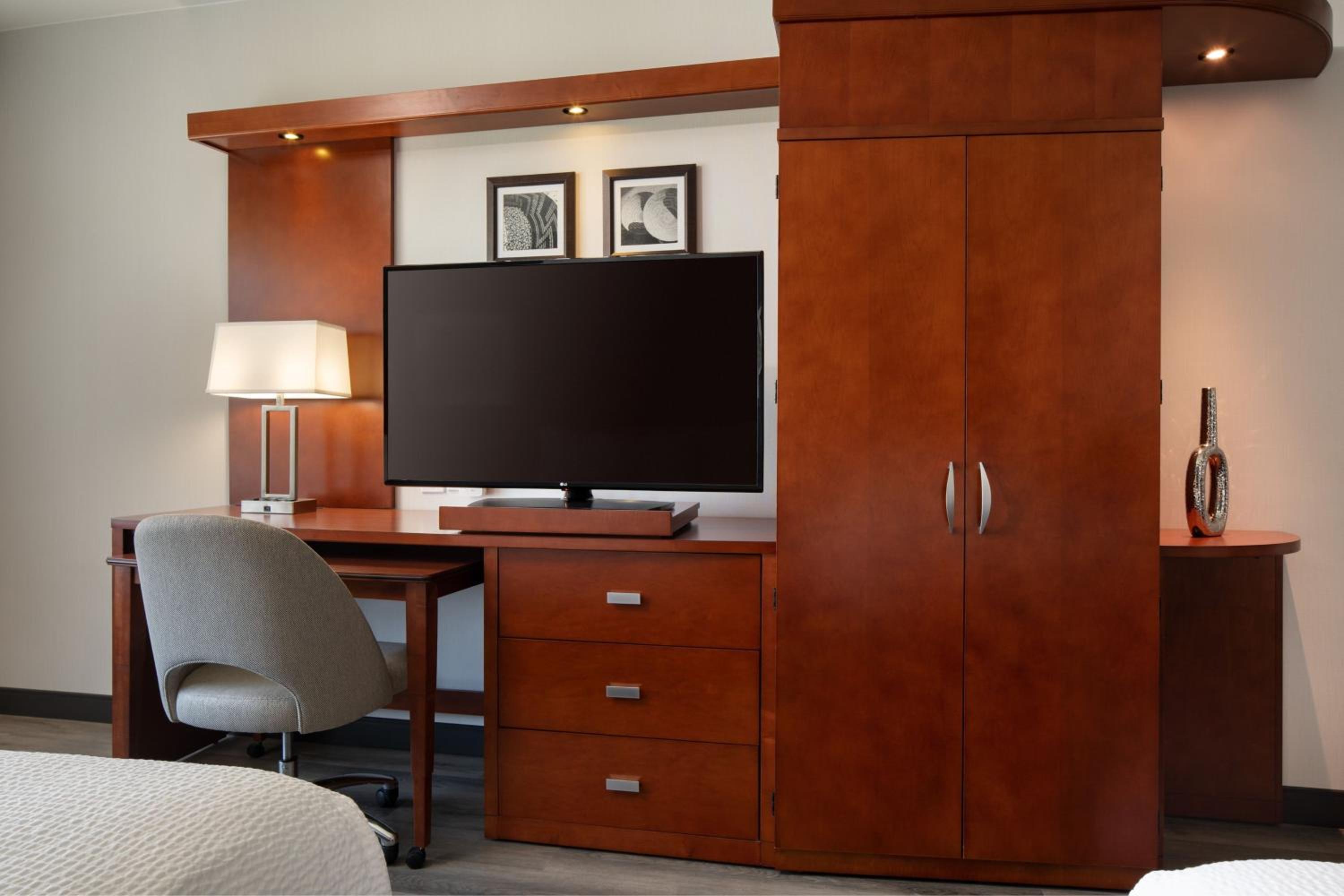 Larger Executive Queen Room with Balcony - Photo 8