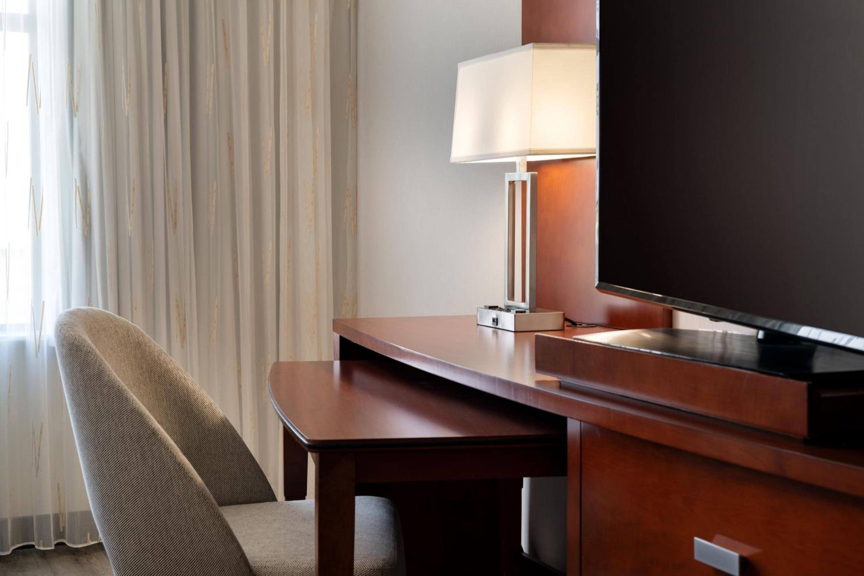 Larger Executive King Room with Sofa Bed and Balcony - Photo 7