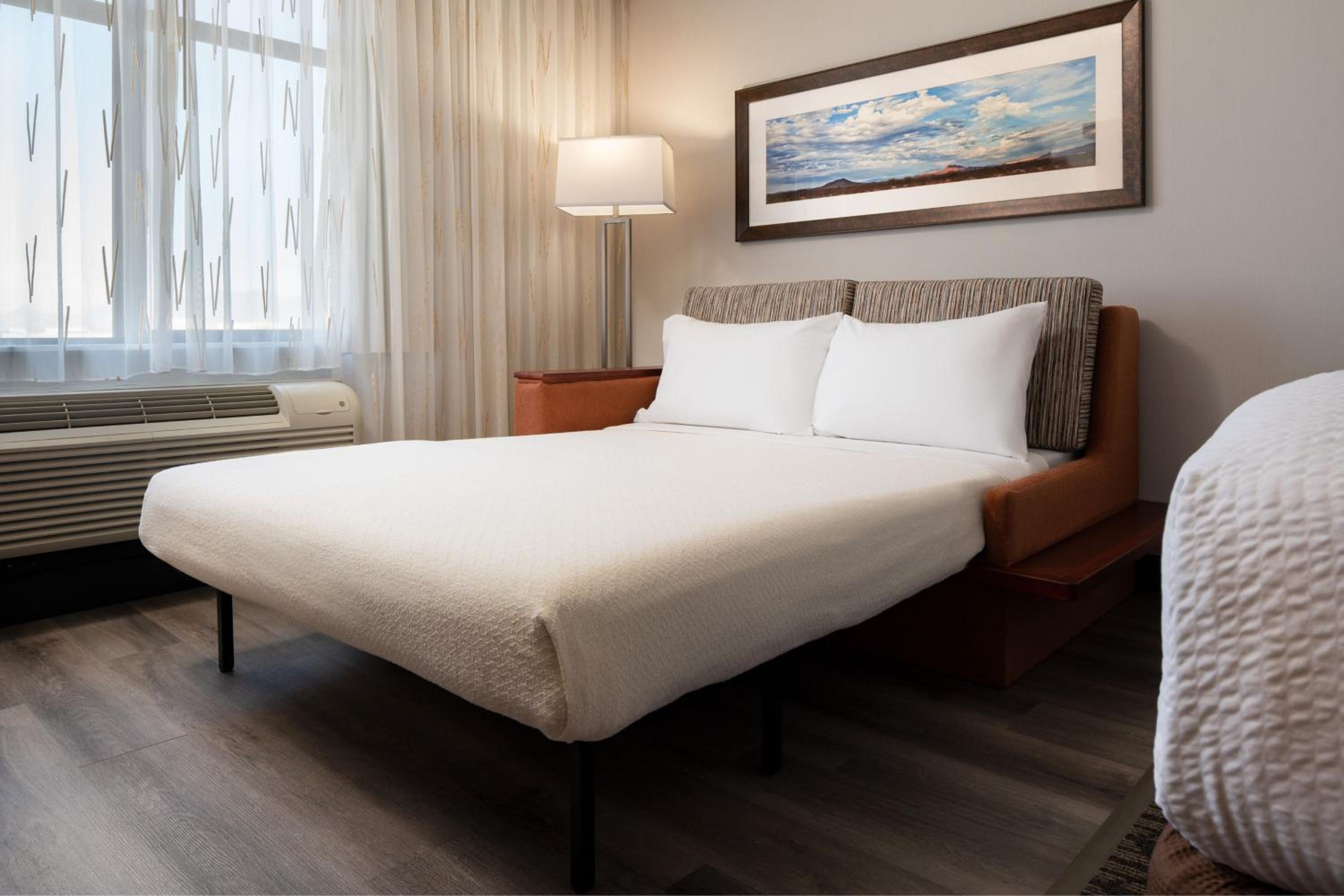 Larger Executive King Room with Sofa Bed and Balcony - Photo 2