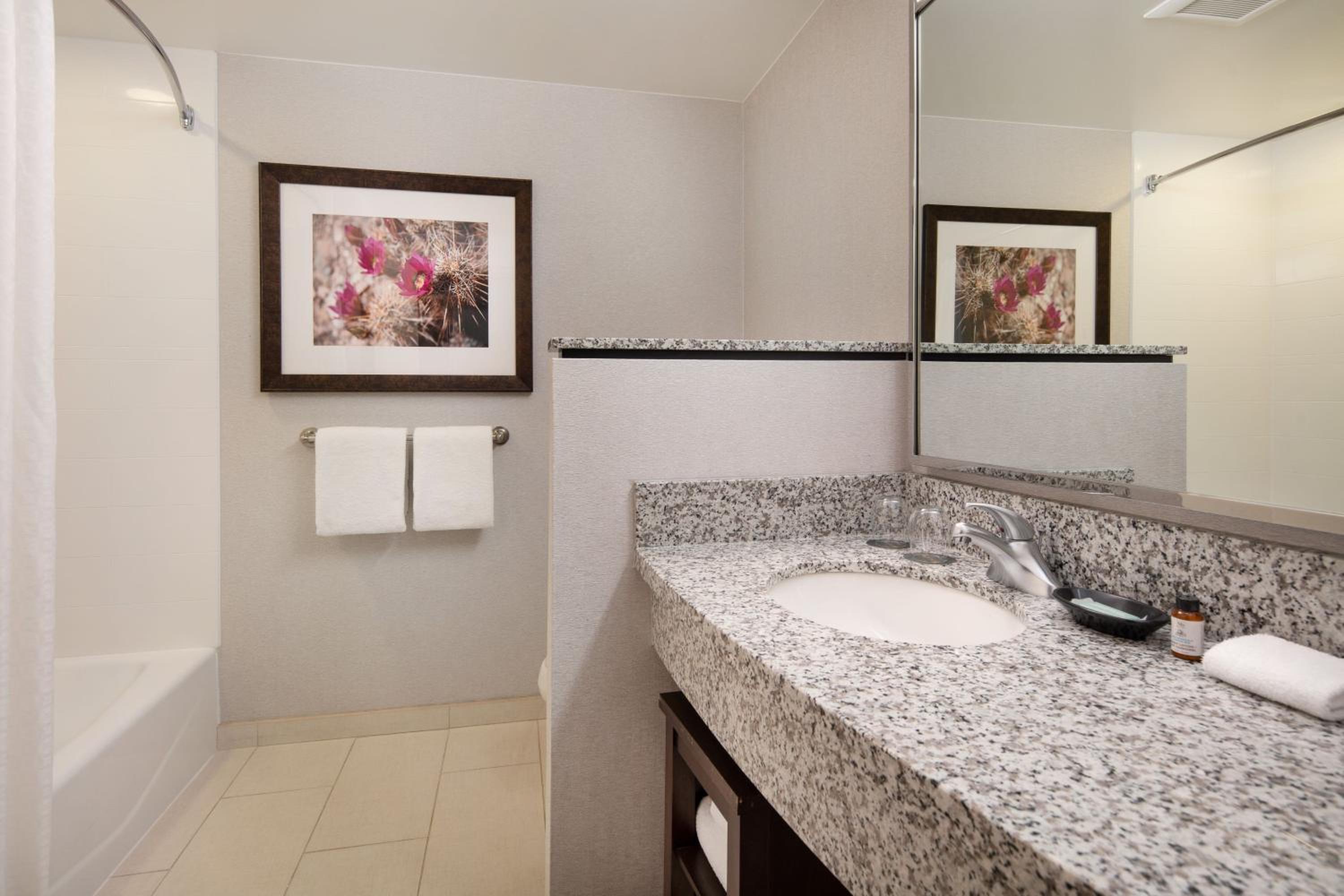 Larger Executive Queen Room with Balcony - Photo 2