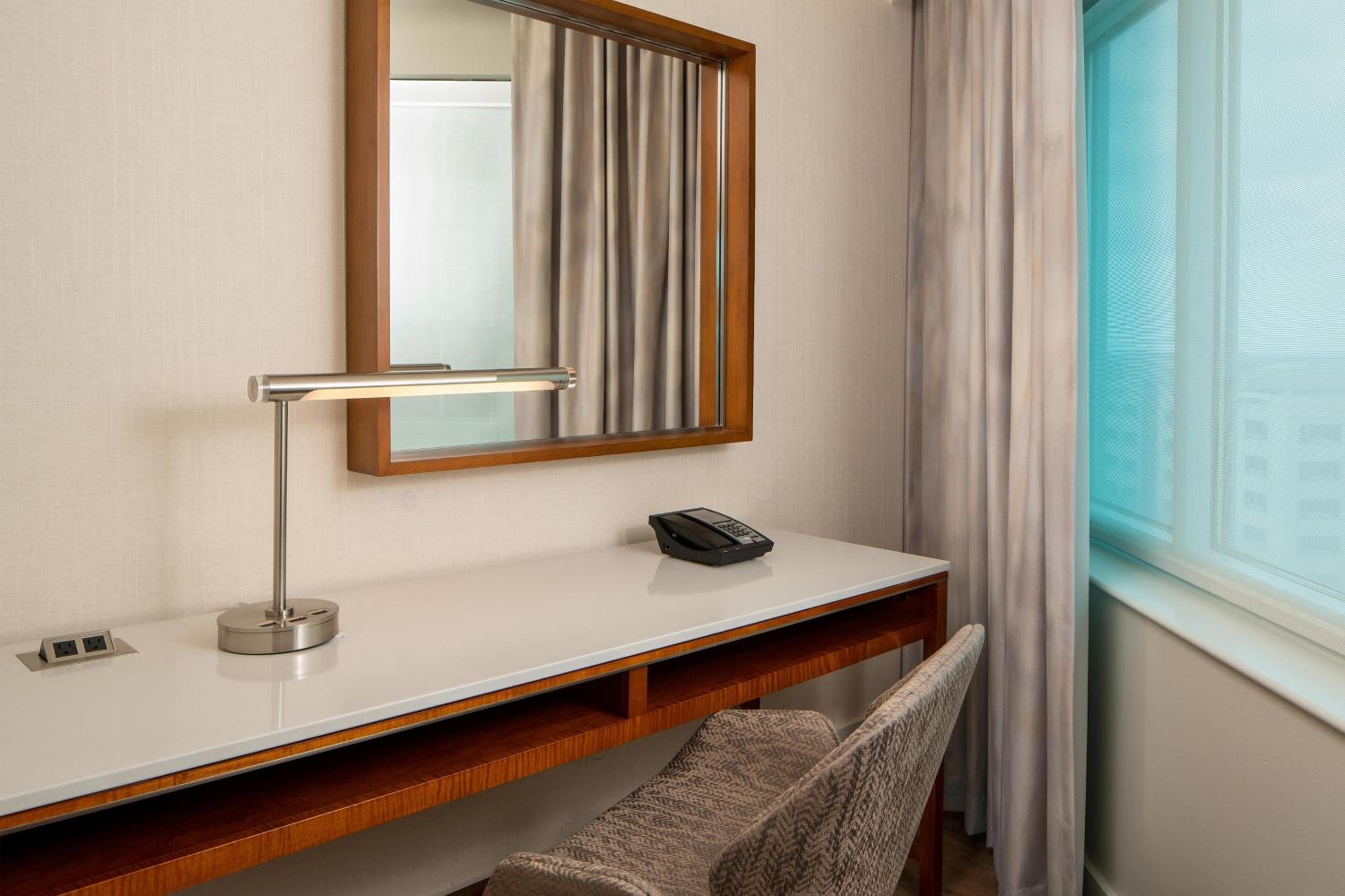 Deluxe, Larger Guest room, 1 King - Photo 4