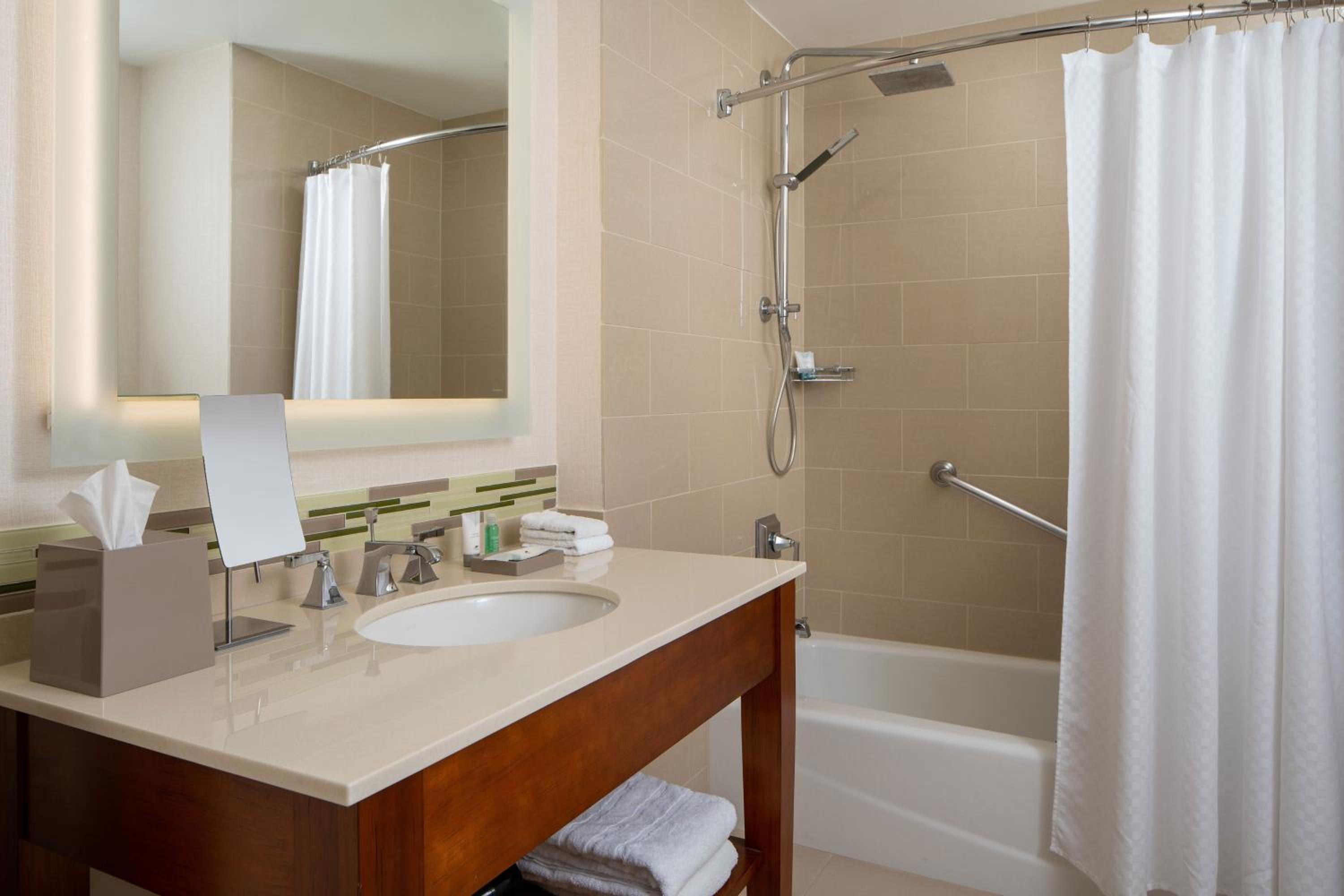 Deluxe, Larger Guest room, 1 King - Photo 2