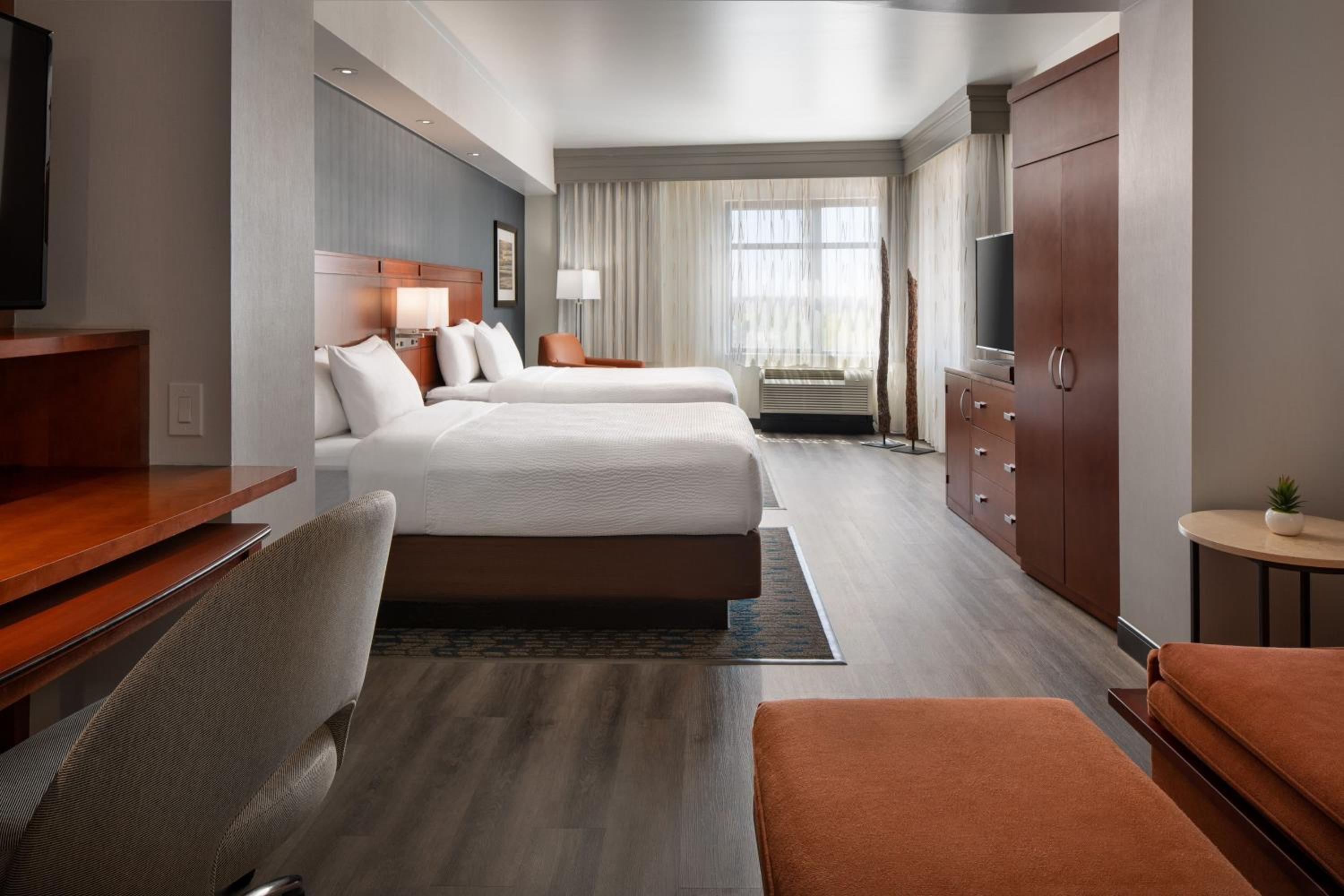 Junior Queen Suite with Sofa Bed - Photo 1