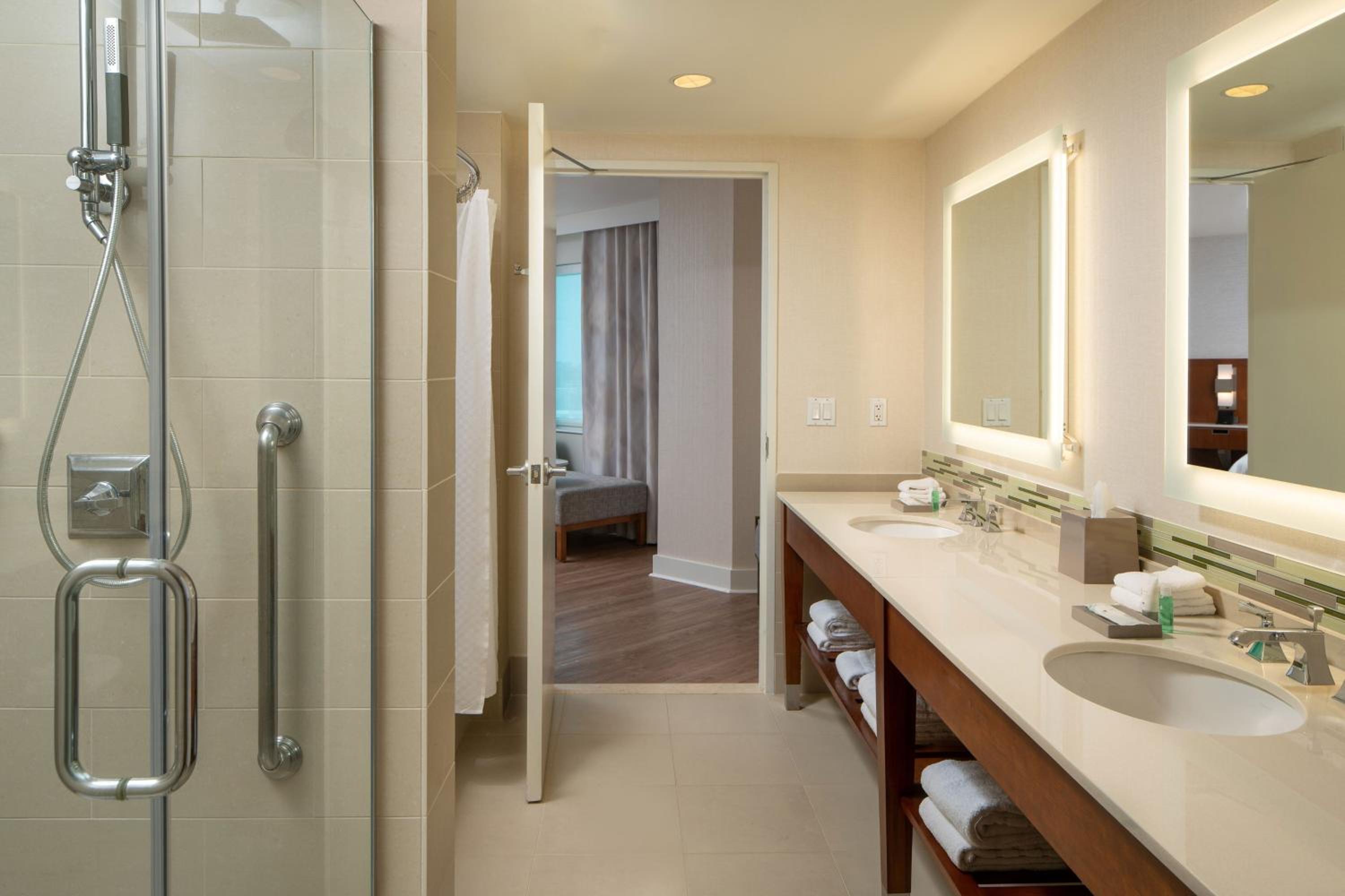 Deluxe, Larger Guest room, 1 King - Photo 3