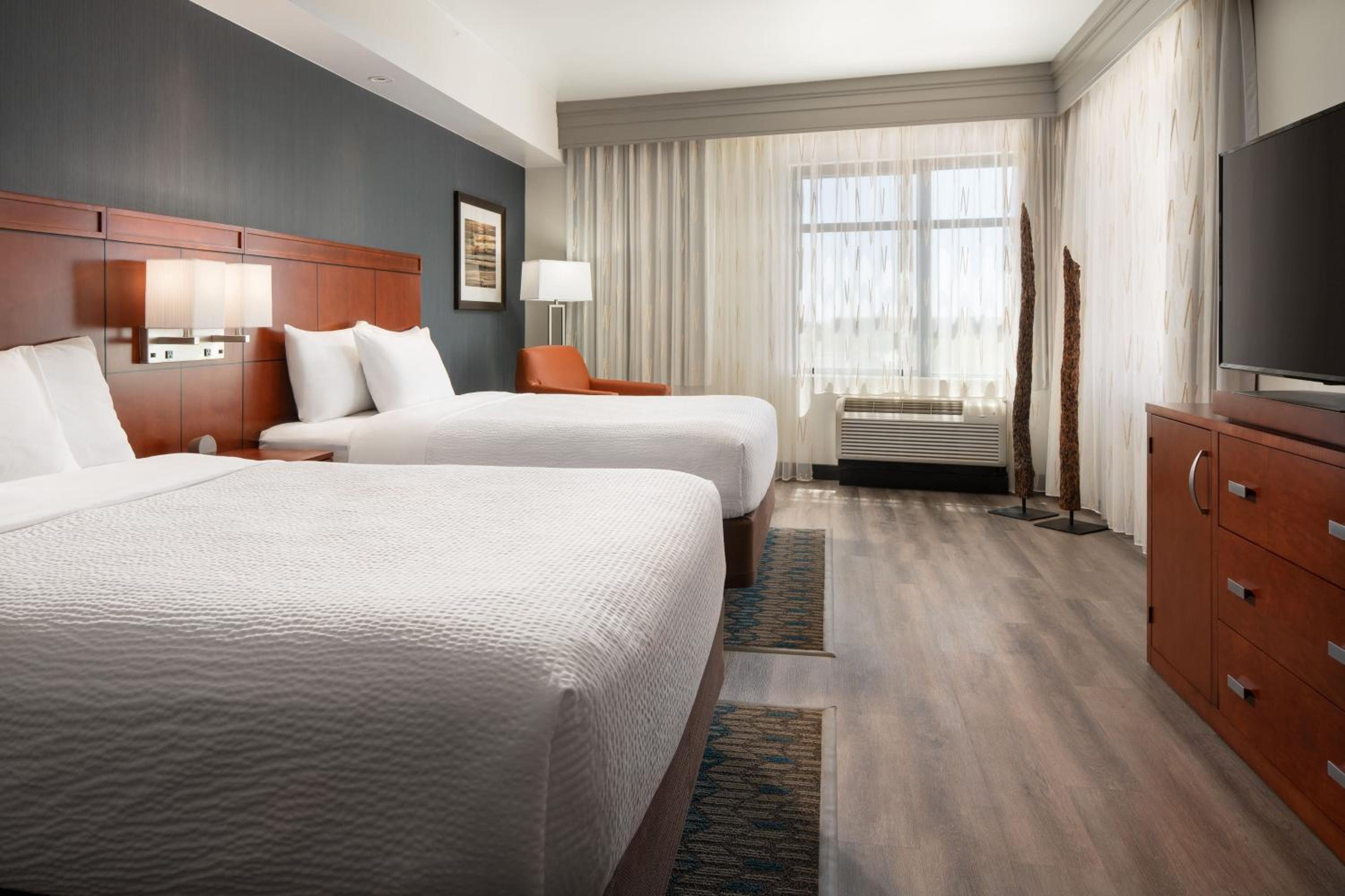 Junior Queen Suite with Sofa Bed - Photo 2
