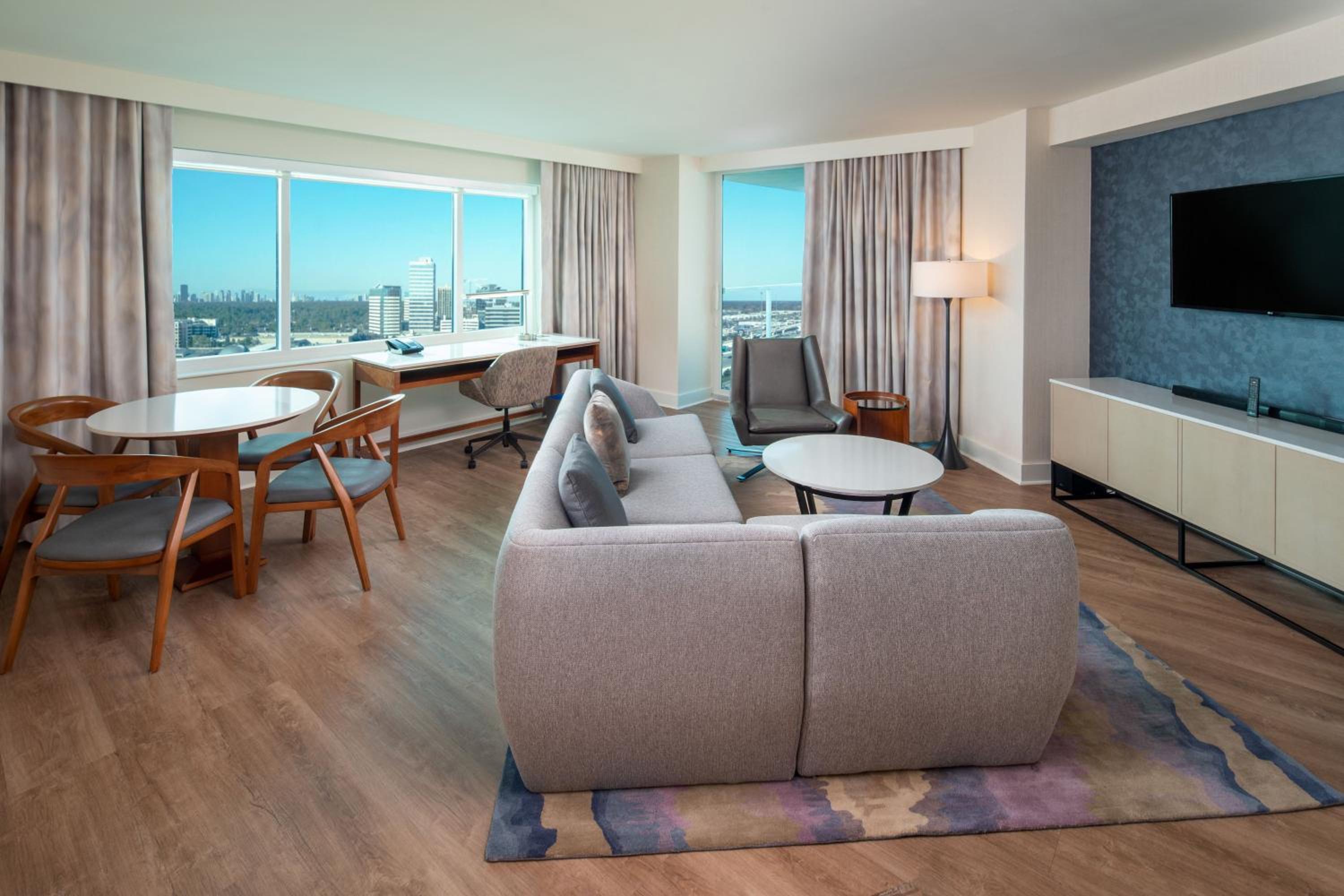 Executive King Suite with Balcony - Photo 2