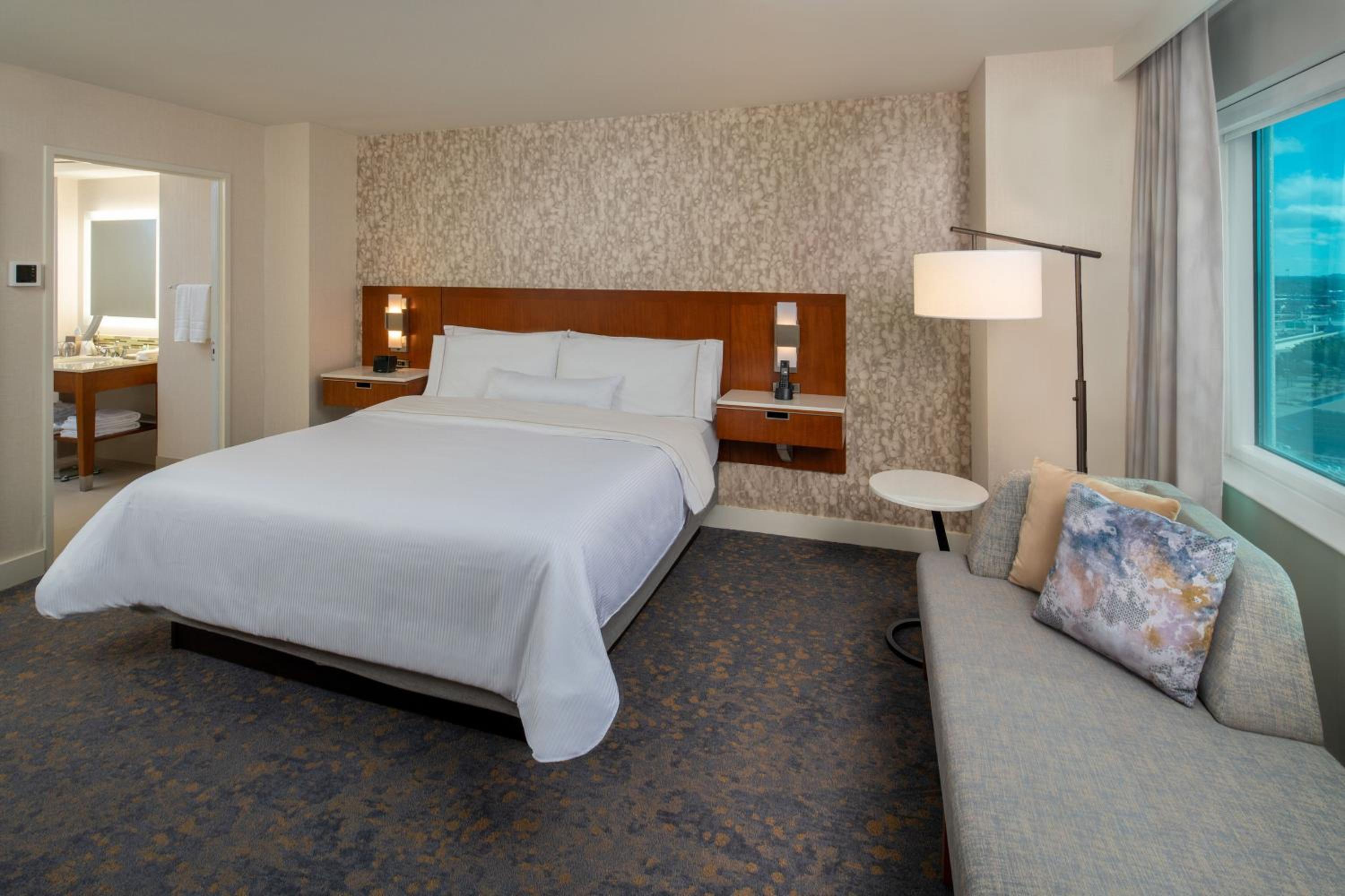 Executive King Suite with Balcony - Photo 3