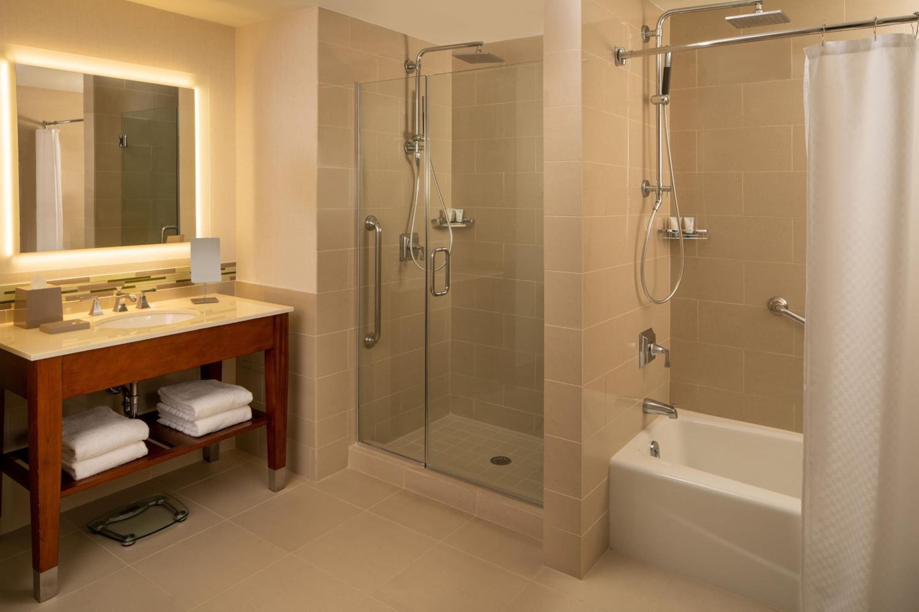 Executive, Junior Suite, 1 King - Photo 3