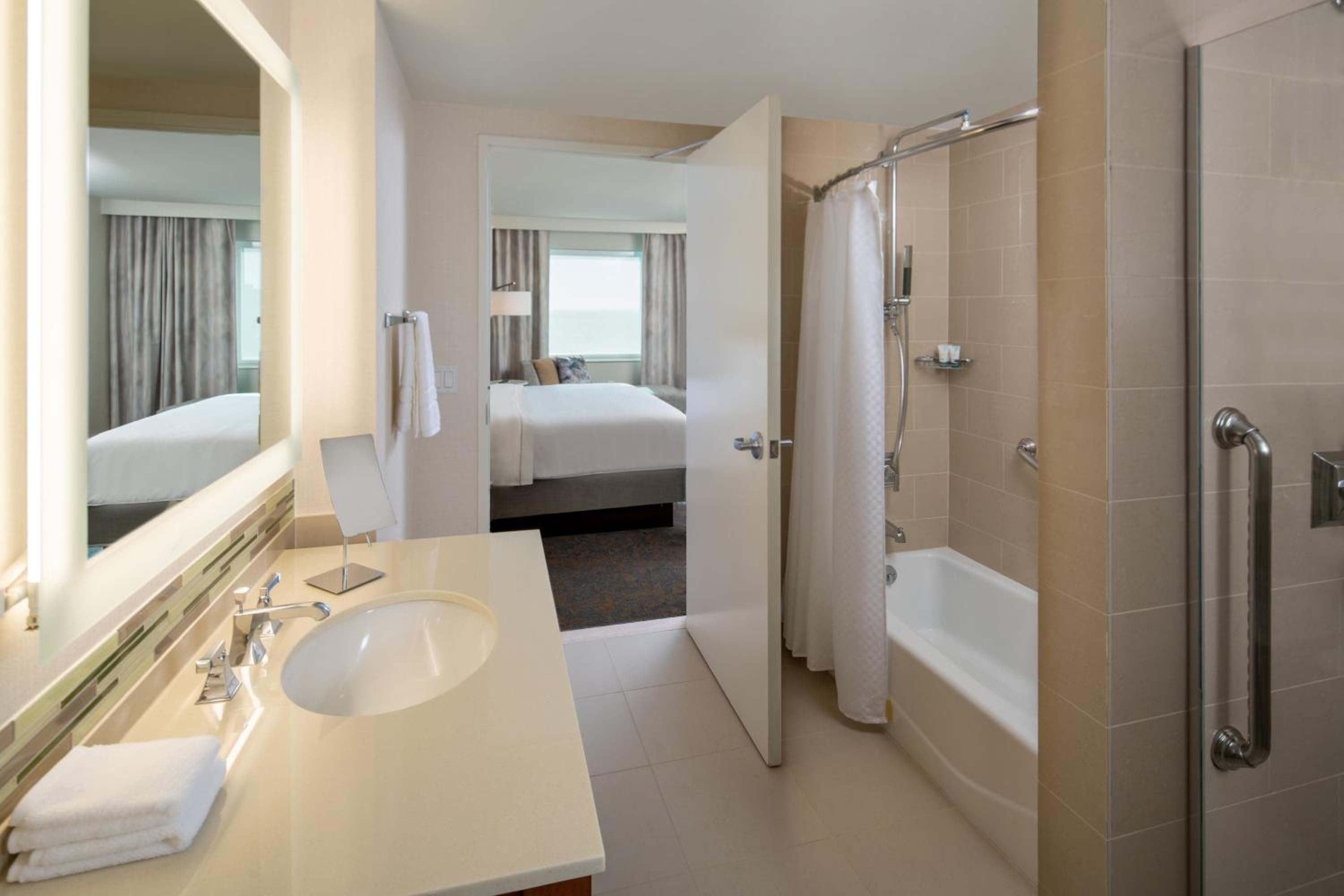 Executive King Suite with Balcony - Photo 5
