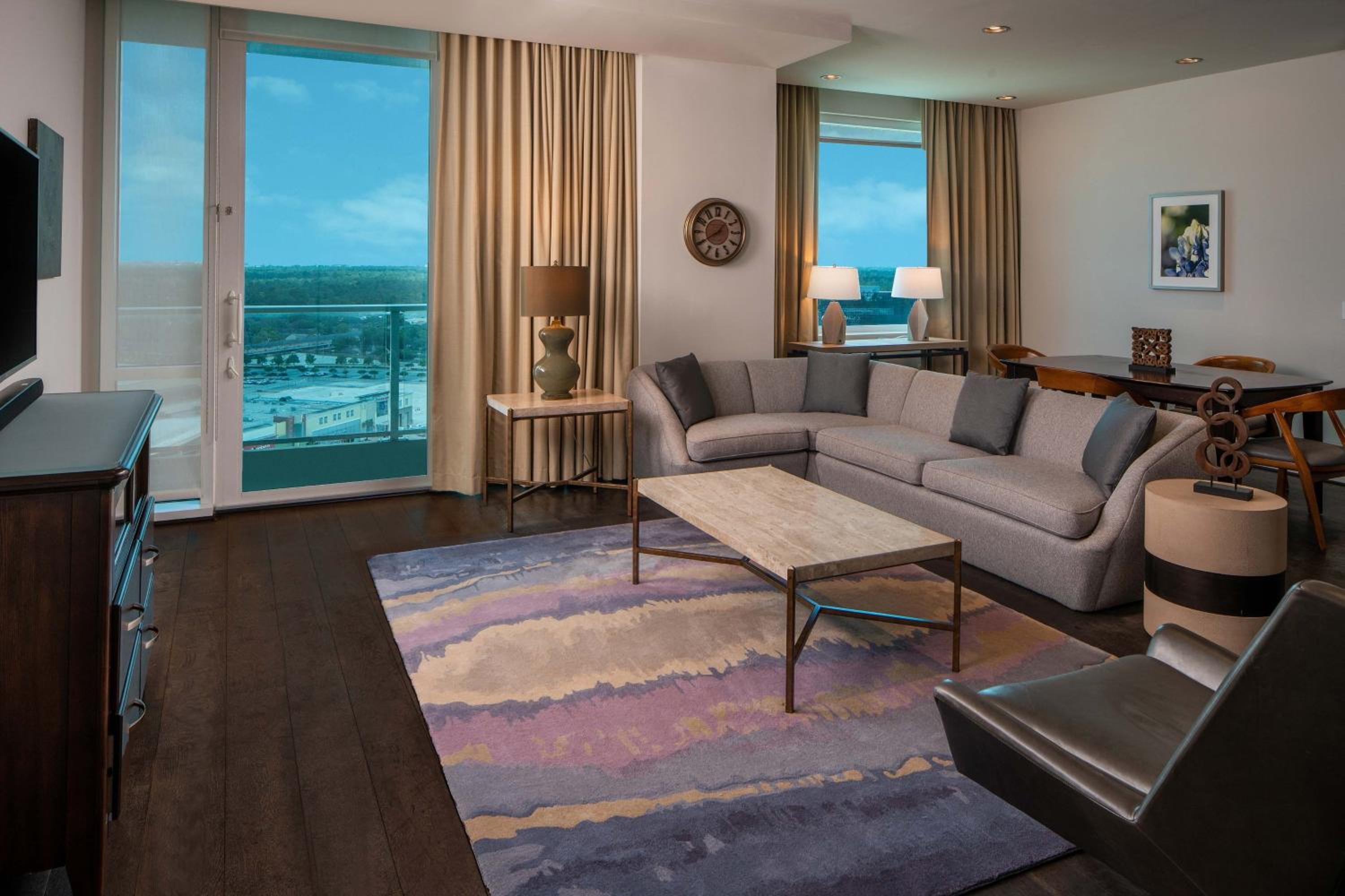 Skyline One-Bedroom Apartment with One King Bed and Balcony - Photo 5