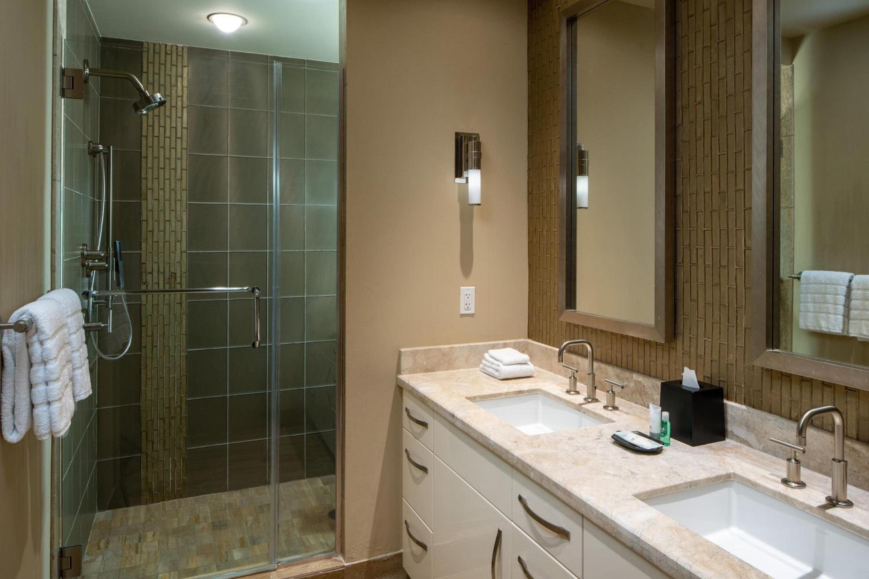 Skyline One-Bedroom Apartment with One King Bed and Balcony - Photo 11