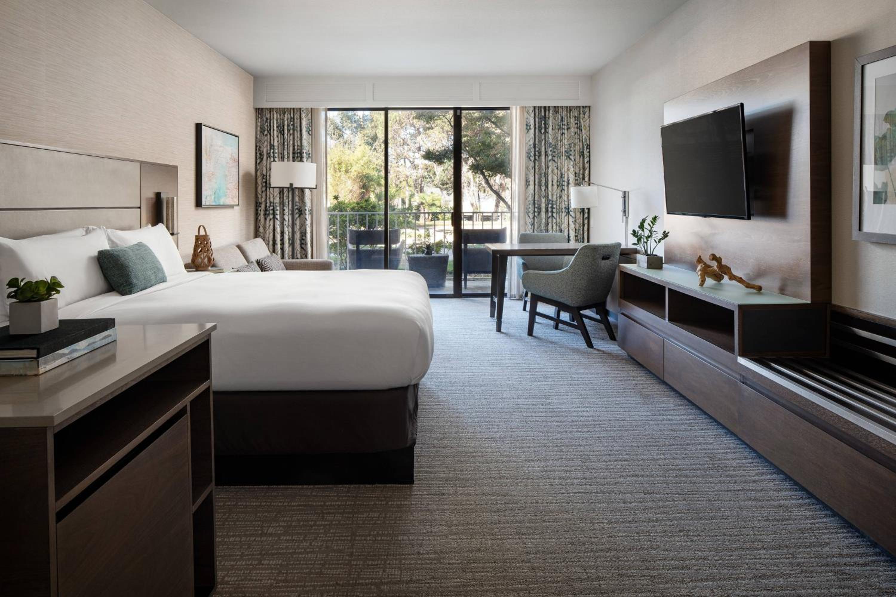 Guest room, 1 King, Sofa bed, Resort view - Photo 5