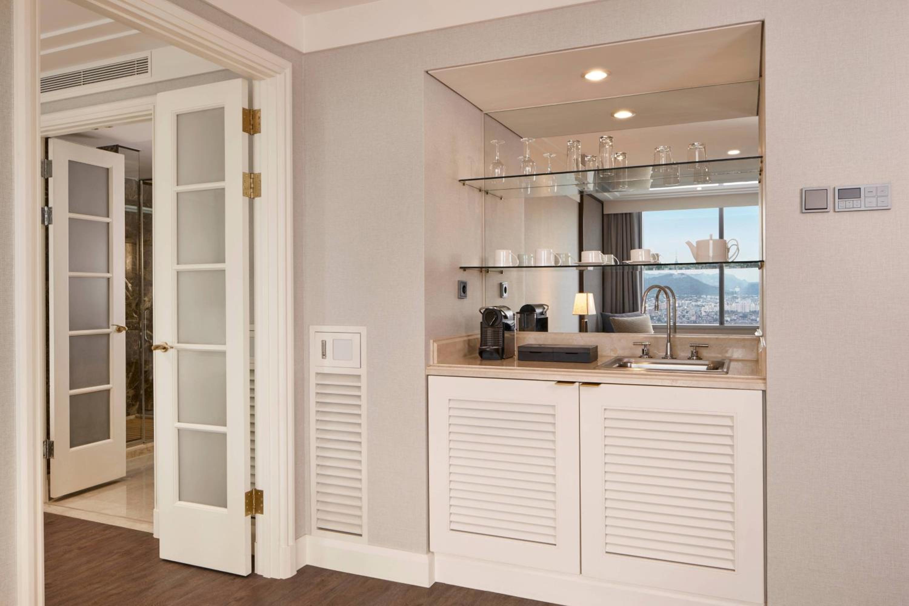 King Suite Double, Executive lounge access, 1 Bedroom Suite - Photo 3