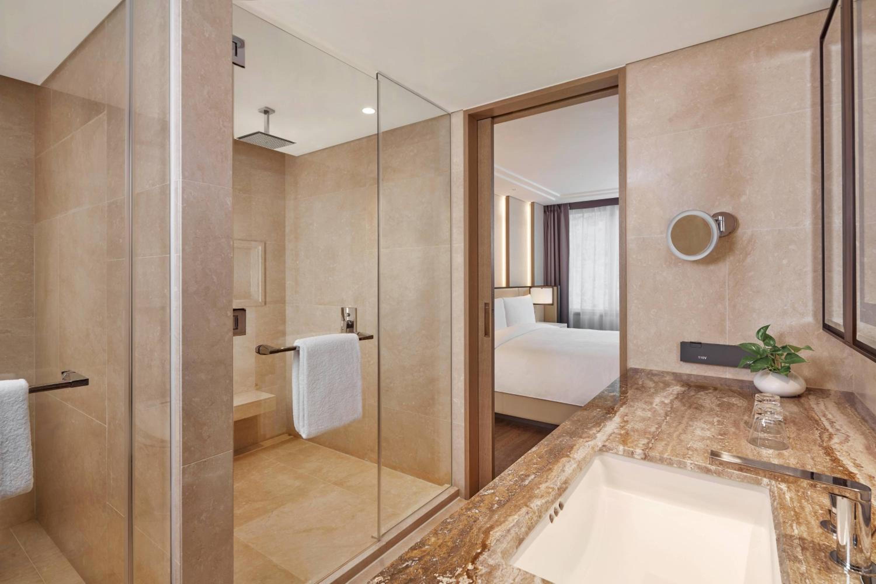 Business Suite King, Executive lounge access, 1 Bedroom Suite - Photo 3