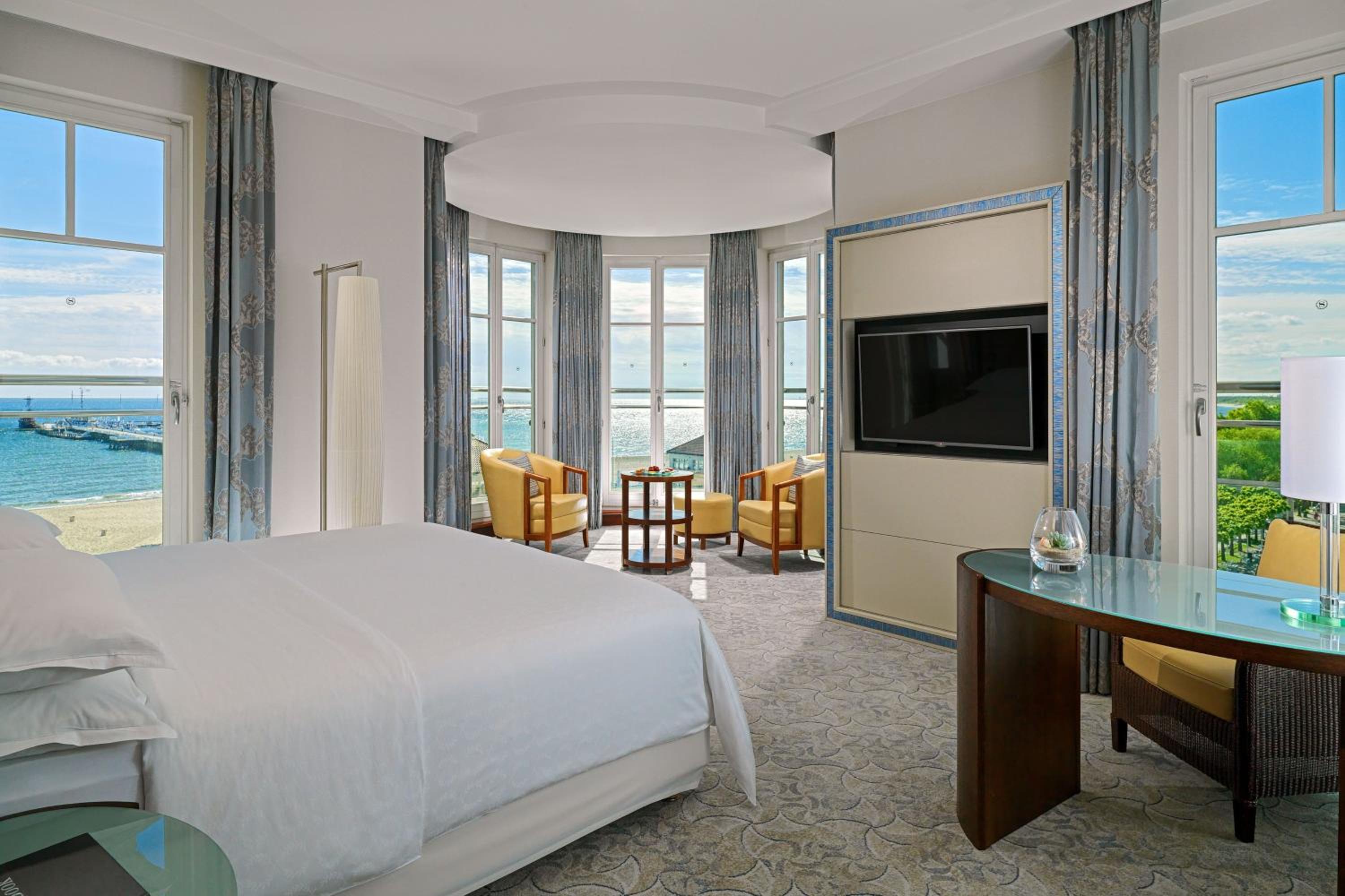 Junior Suite, 1 Bedroom Suite, 1 King, Sea view