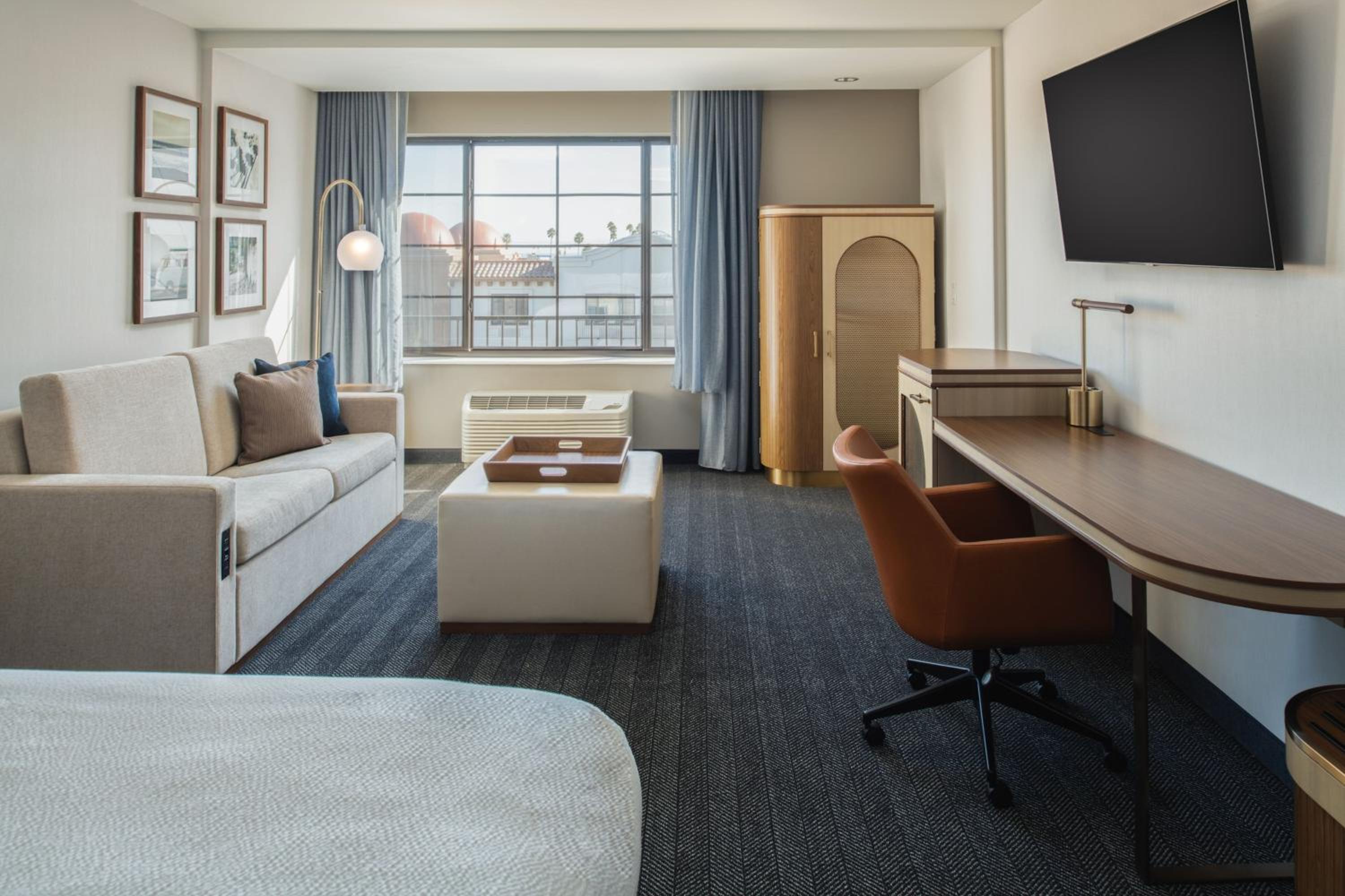Standard King Room with Sofa Bed - Photo 1