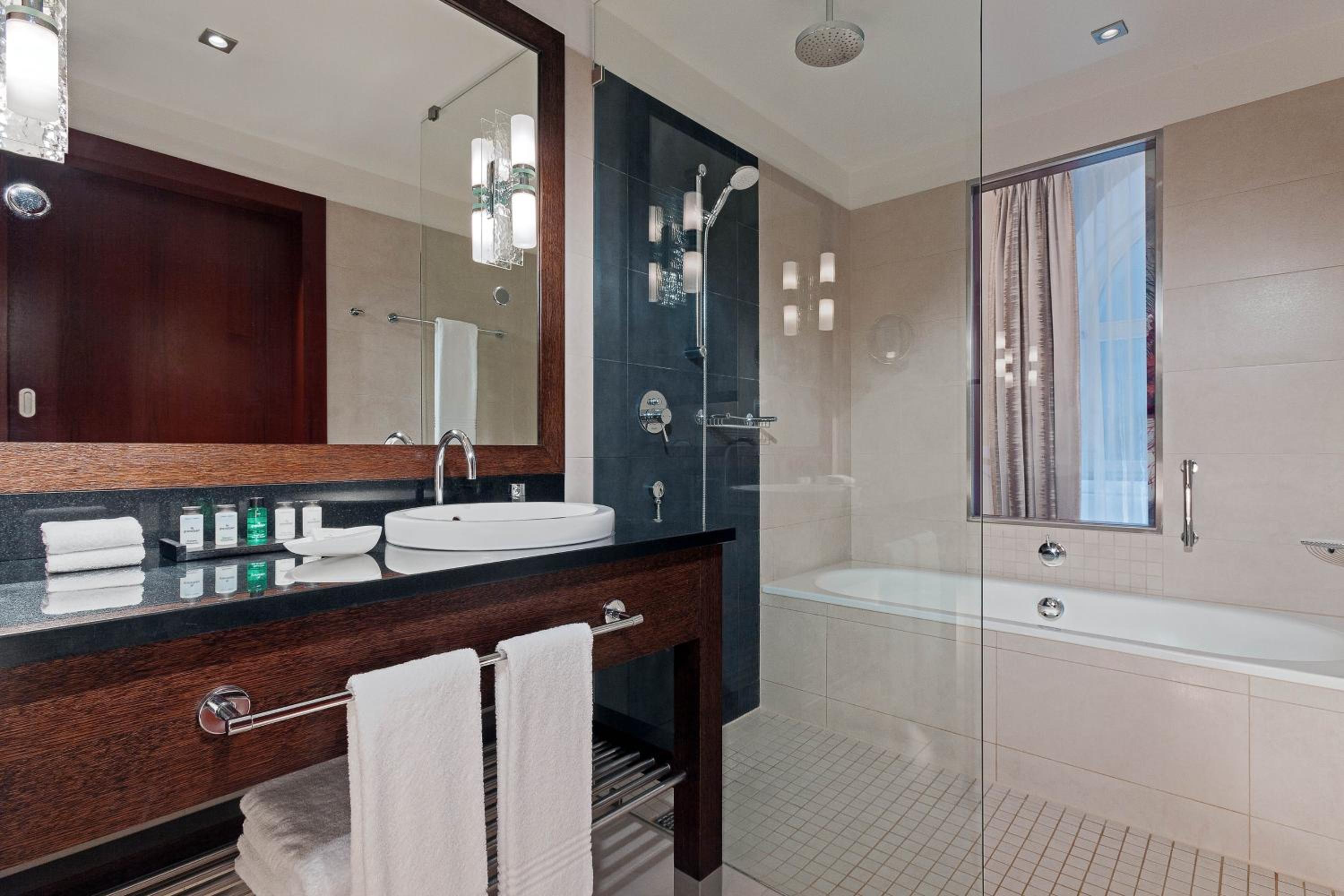 Gdansk Suite, Club Lounge and Spa access level, Sea view thumbnail 6