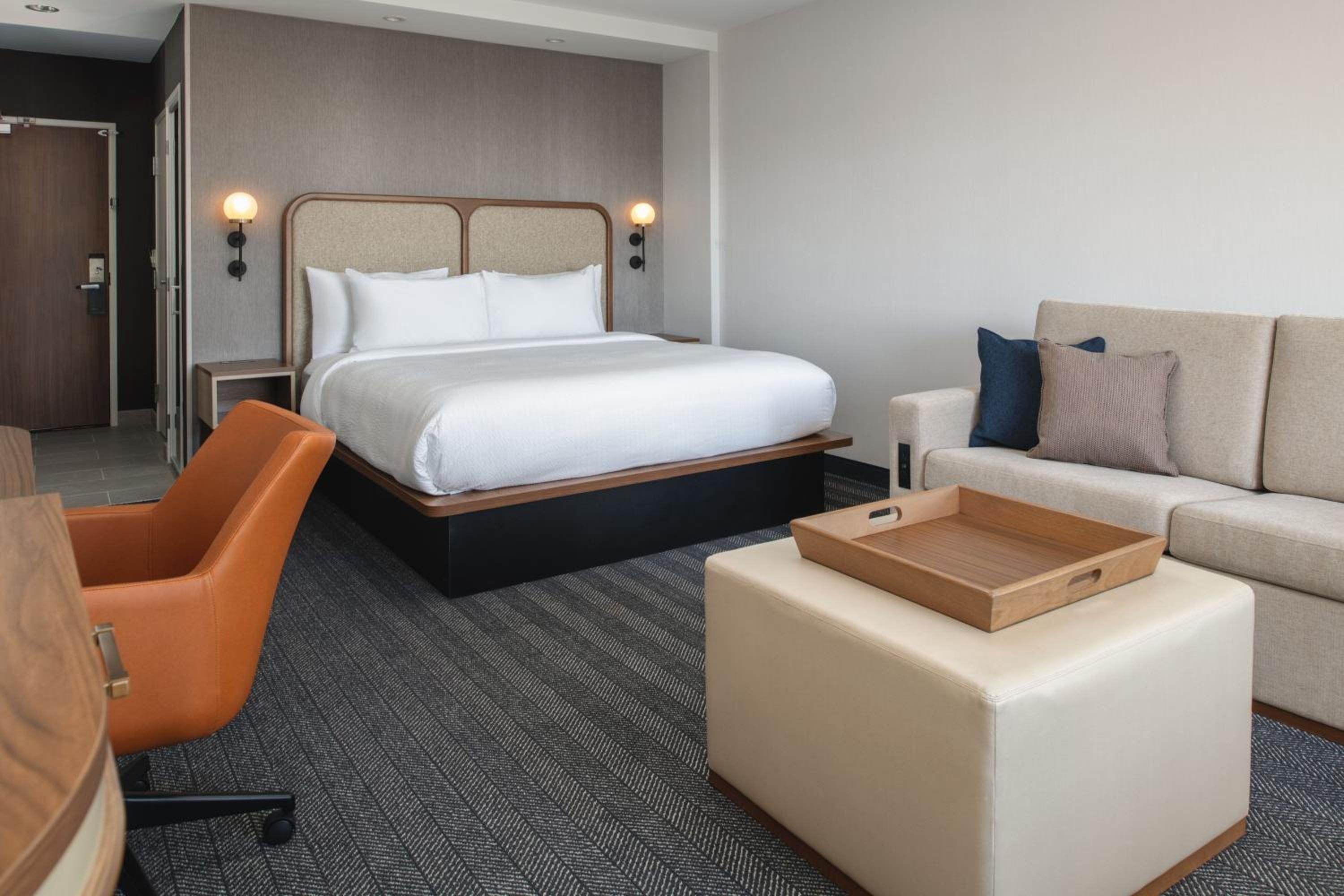 Standard King Room with Sofa Bed - Photo 4