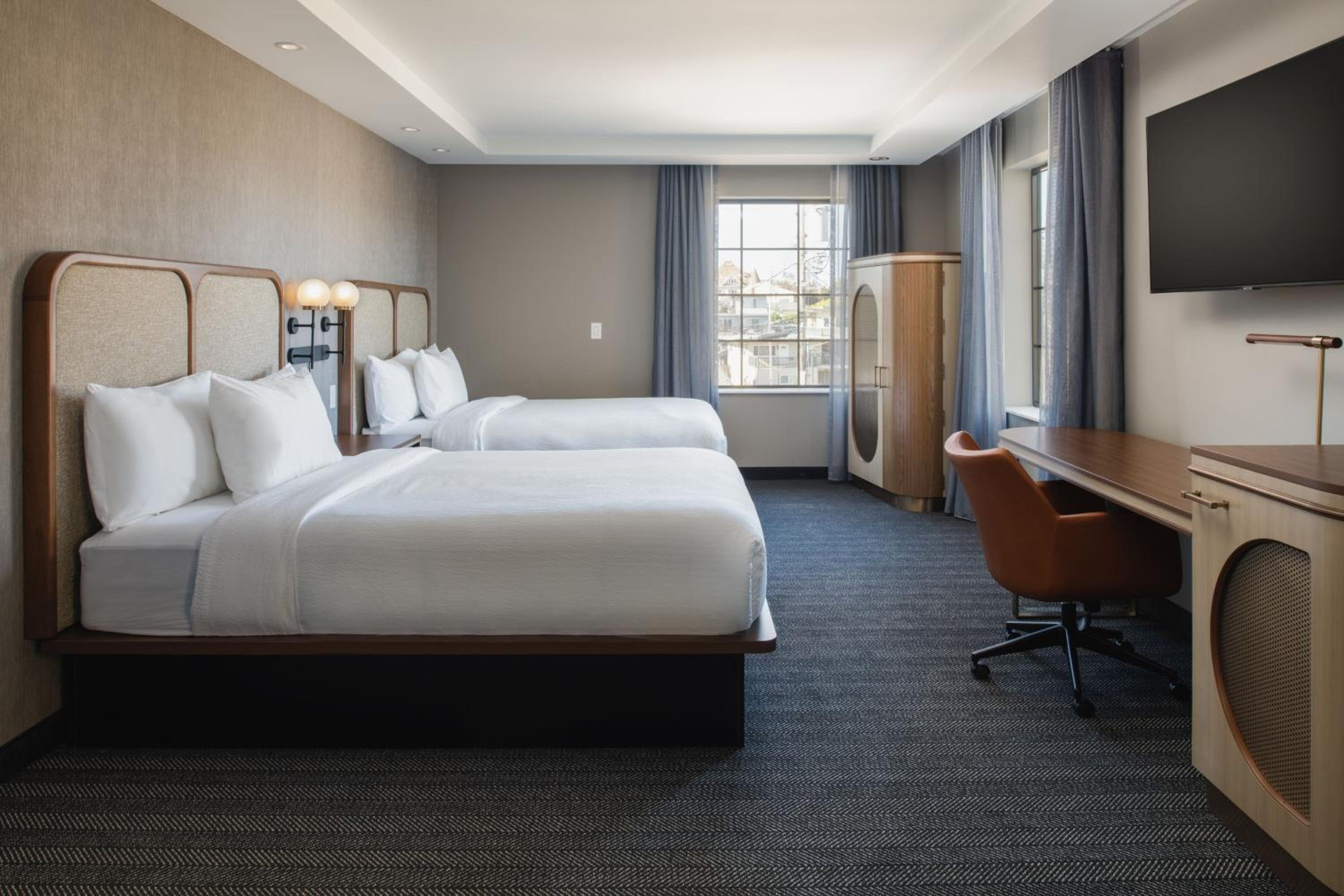 Standard Queen Room with Two Queen Beds - Photo 2