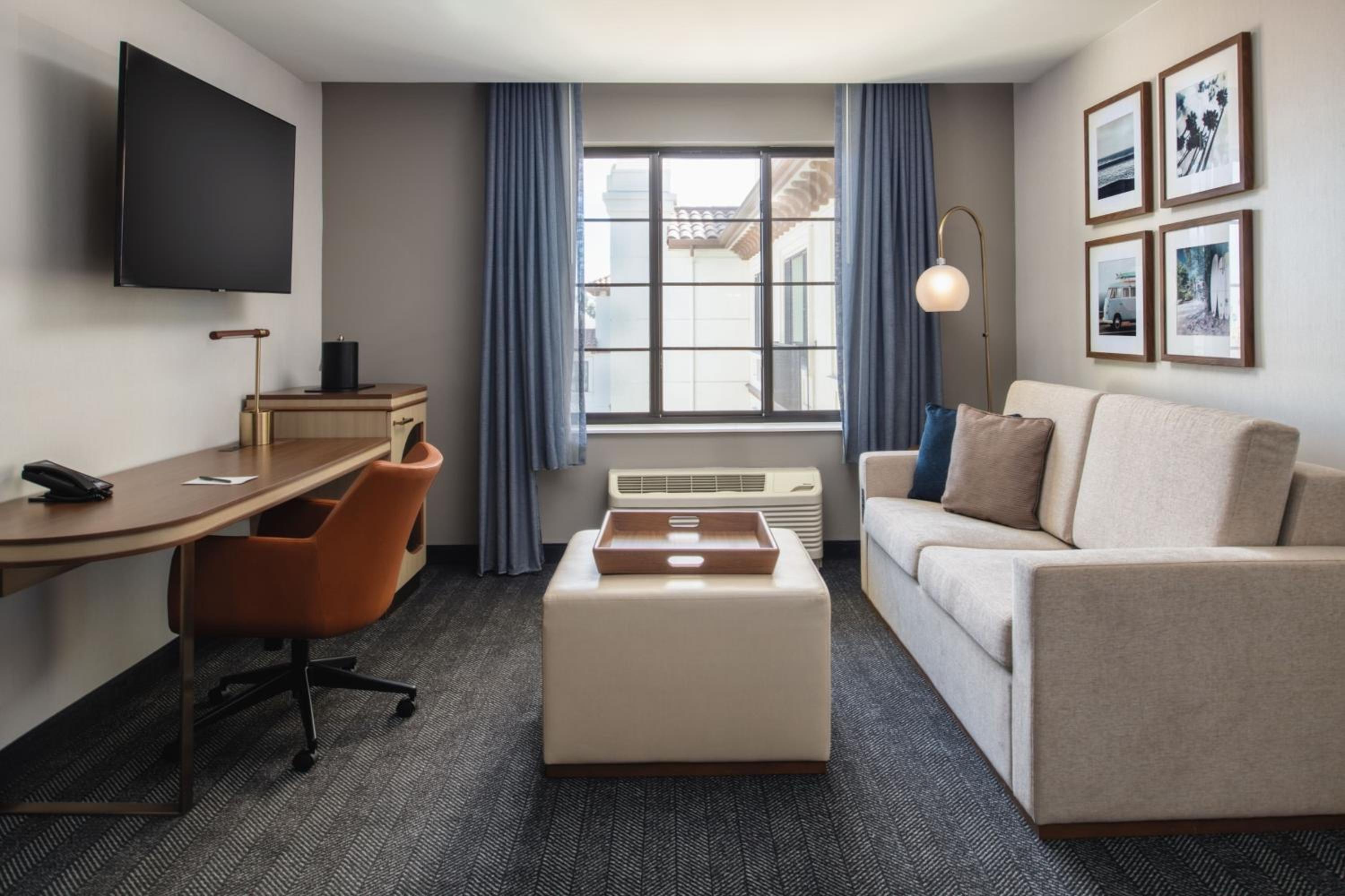 One-Bedroom King Suite with Sofa Bed - Photo 3